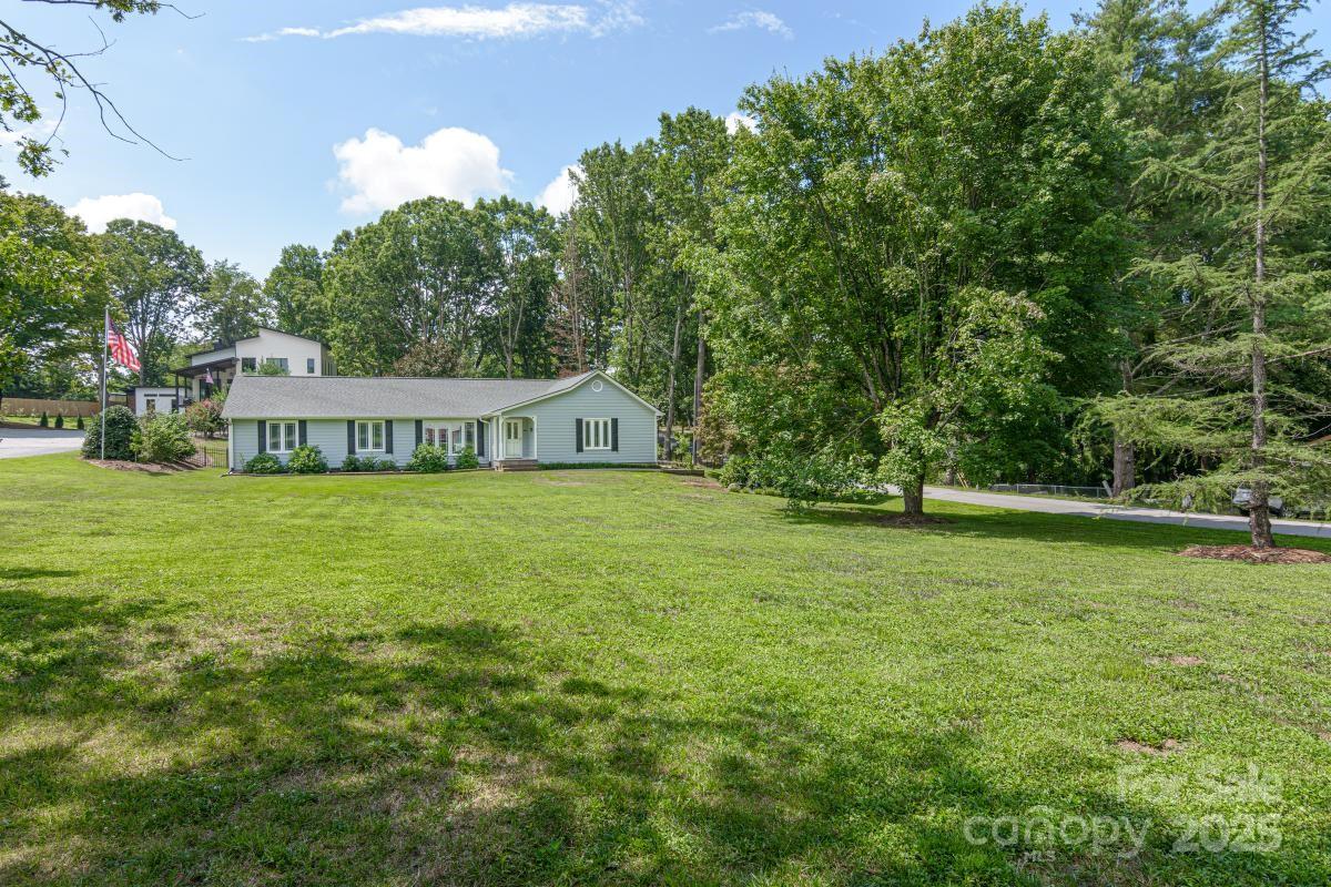 Hendersonville, North Carolina, 28792, United States, 3 Bedrooms Bedrooms, ,3 BathroomsBathrooms,Residential,For Sale,1942631