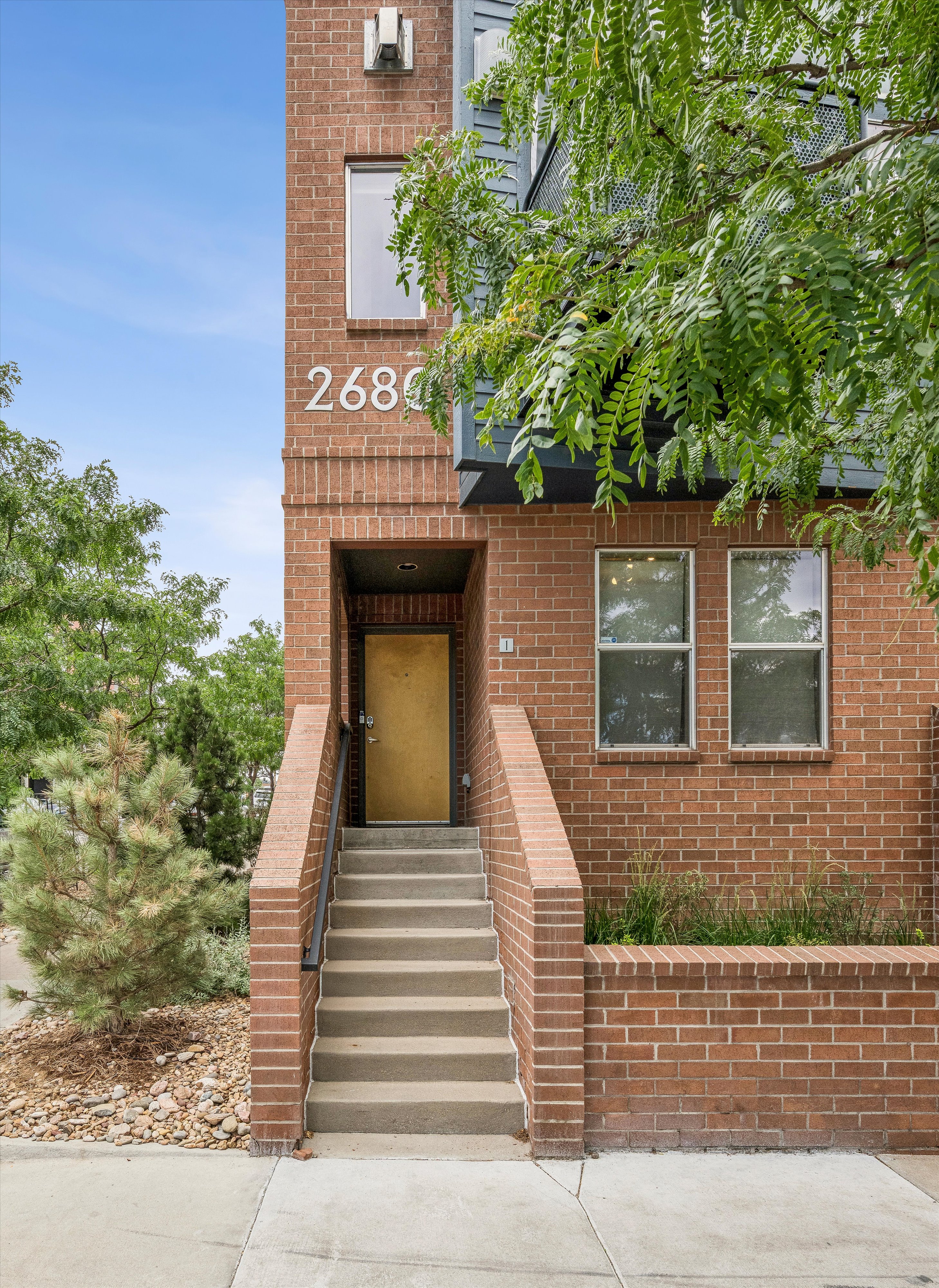  Beautifully updated end-unit offers exceptional natural light & abundant windows - 物件實景
