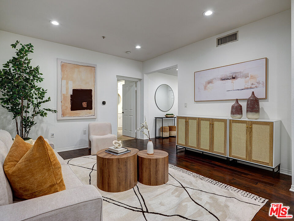 Playa Vista, California, 90094, United States, 2 Bedrooms Bedrooms, ,2 BathroomsBathrooms,Residential,For Sale,1917212