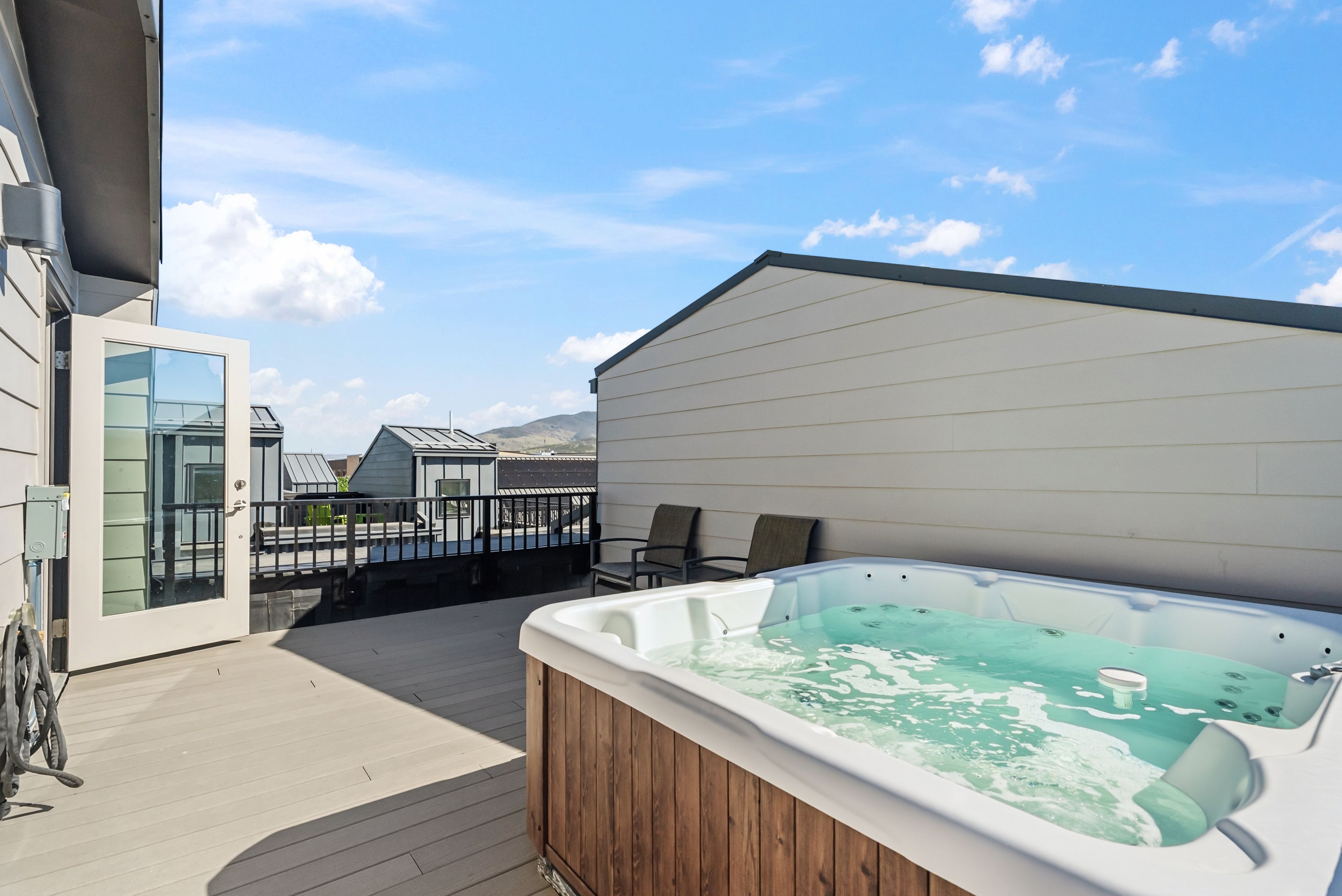  Modern Design Meets Mountain Living - 物件實景