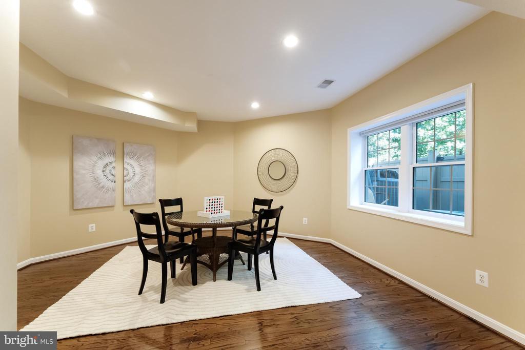 Vienna, Virginia, 22182, United States, 5 Bedrooms Bedrooms, ,6 BathroomsBathrooms,Residential,For Sale,1943879