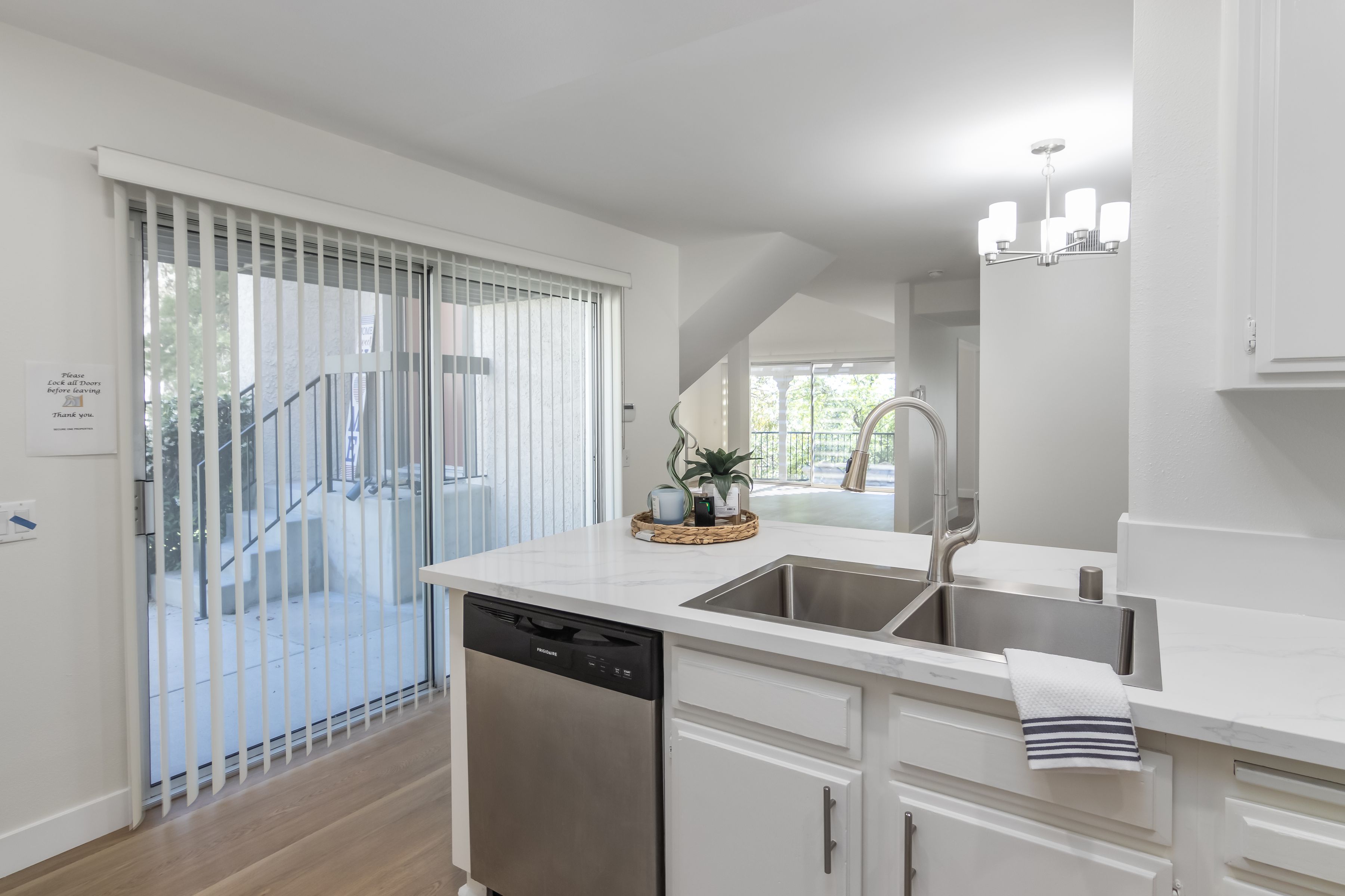  Newly Remodeled Corner Unit - 物件實景