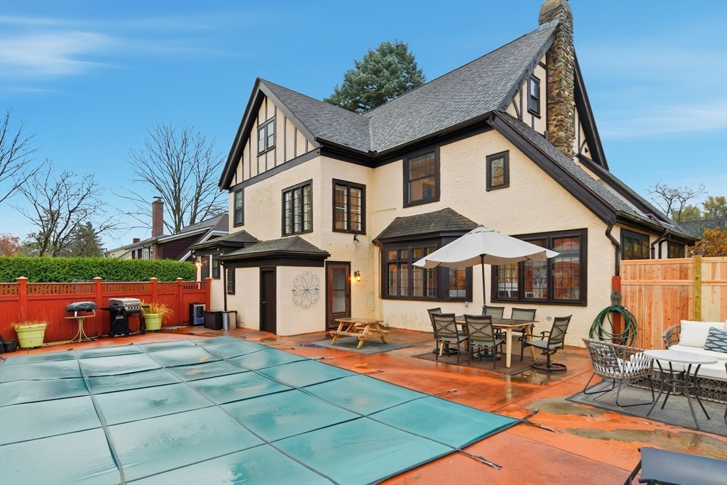 Holyoke, Massachusetts, 01040, United States, 5 Bedrooms Bedrooms, ,4 BathroomsBathrooms,Residential,For Sale,1991316