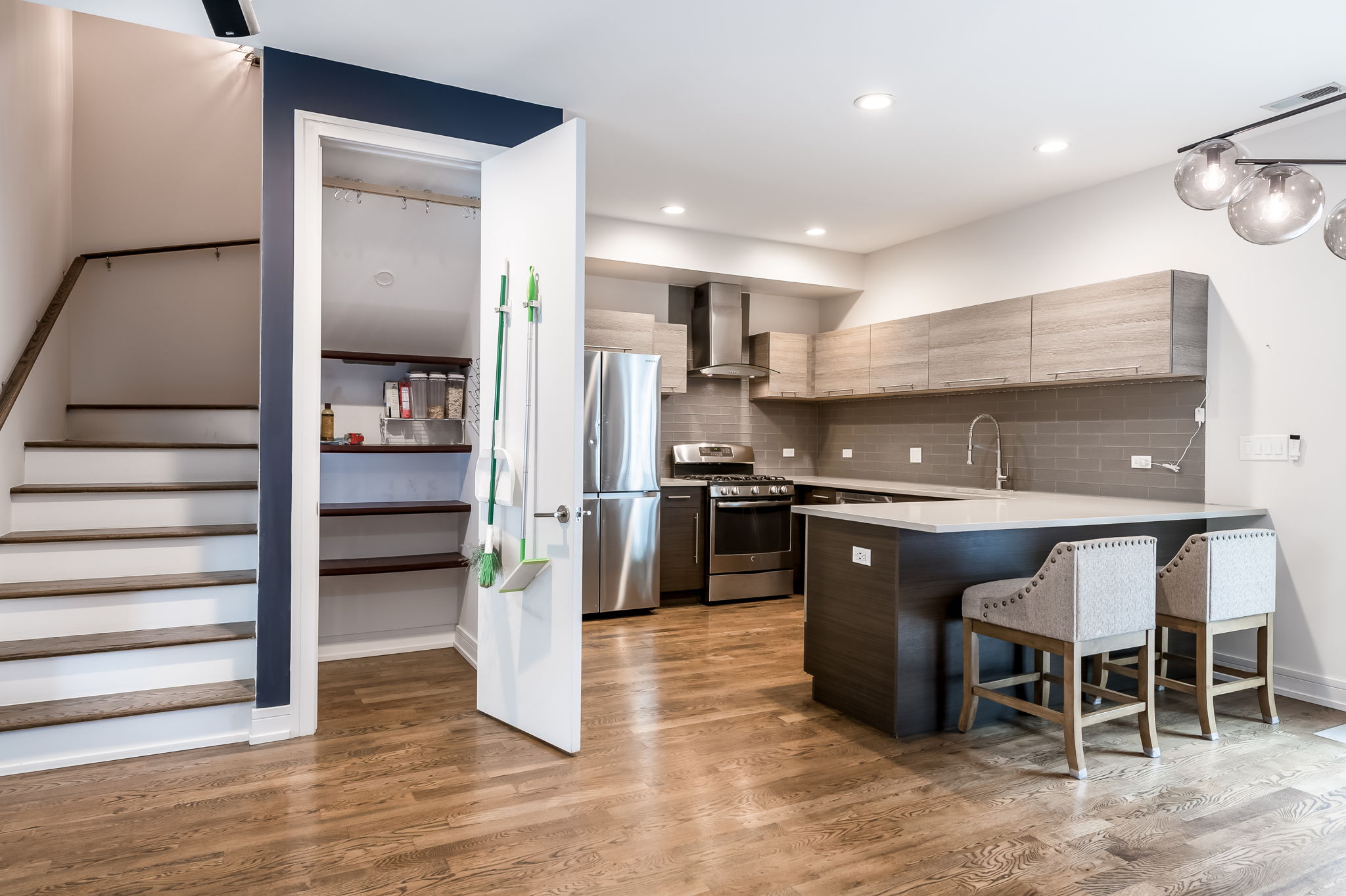  Welcome to This Stunning Three-Story Townhome - 物件實景