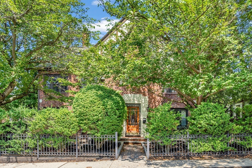 Brookline, Massachusetts, 02446, United States, 6 Bedrooms Bedrooms, ,4 BathroomsBathrooms,Residential,For Sale,1921291