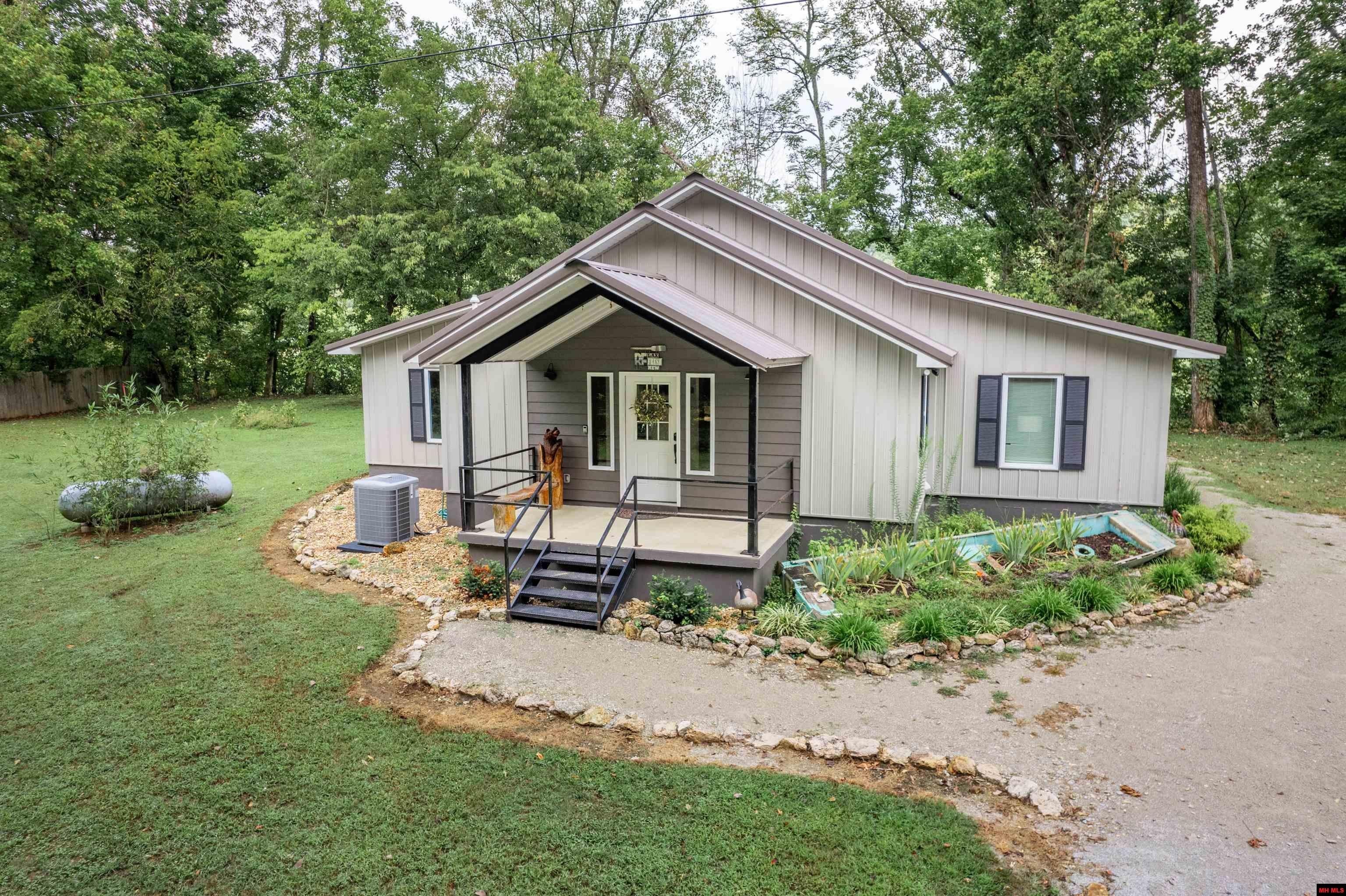 Norfork, Arkansas, 72658, United States, 4 Bedrooms Bedrooms, ,4 BathroomsBathrooms,Residential,For Sale,2037345