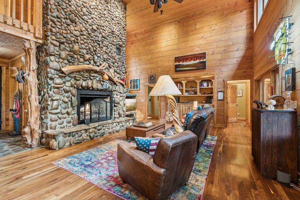 Ellijay, Georgia, 30540, United States, 3 Bedrooms Bedrooms, ,4 BathroomsBathrooms,Residential,For Sale,1952402