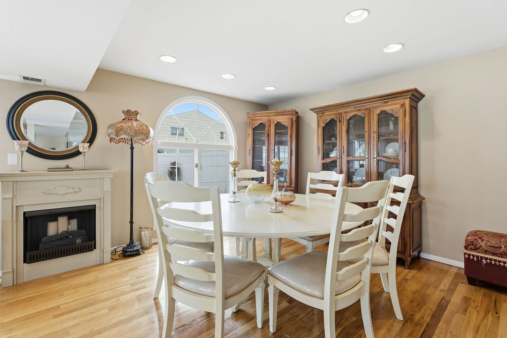 Howard Beach, New York, 11414, United States, 4 Bedrooms Bedrooms, ,3 BathroomsBathrooms,Residential,For Sale,1992466