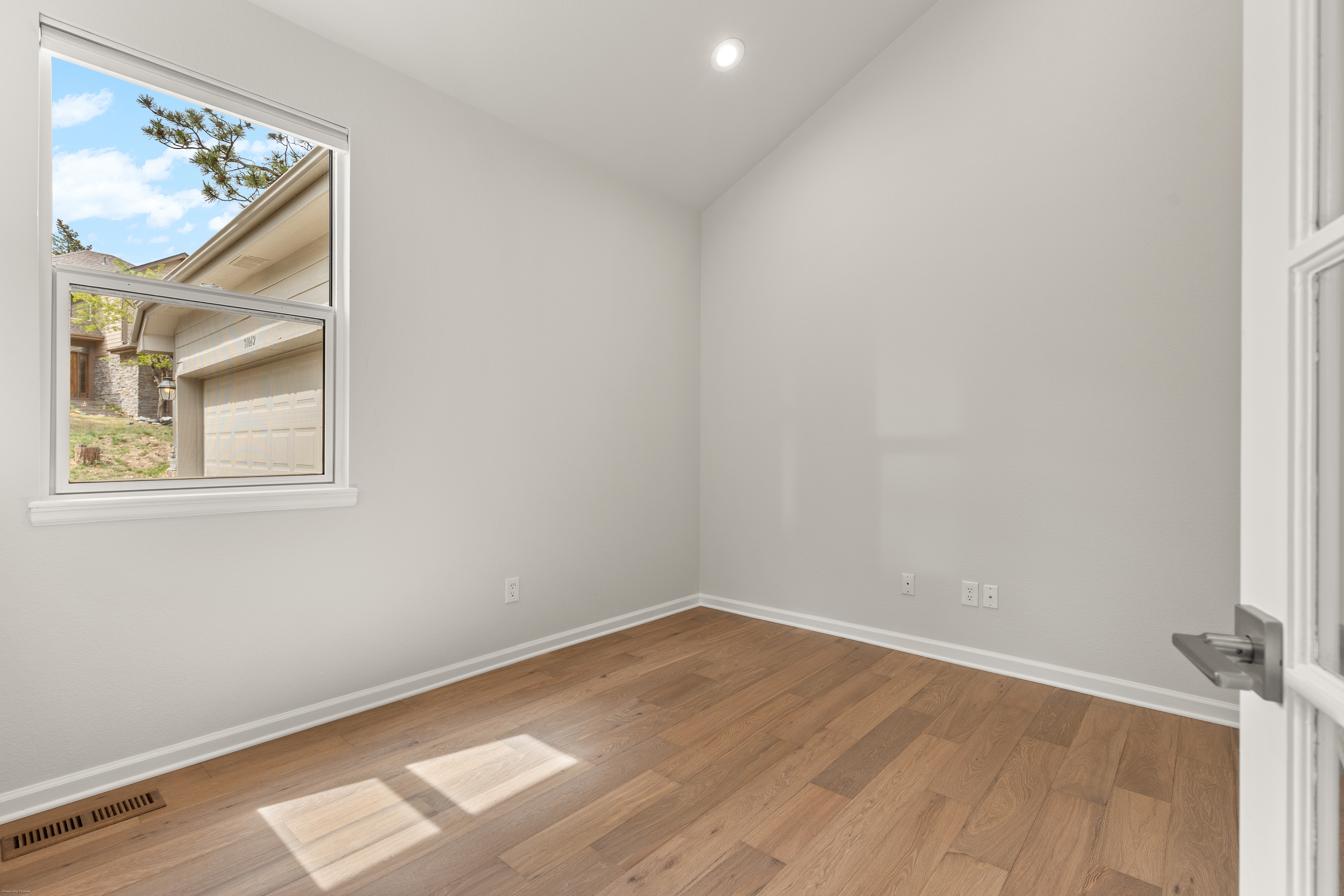  Extensively Renovated Main-Level Living - 物件實景
