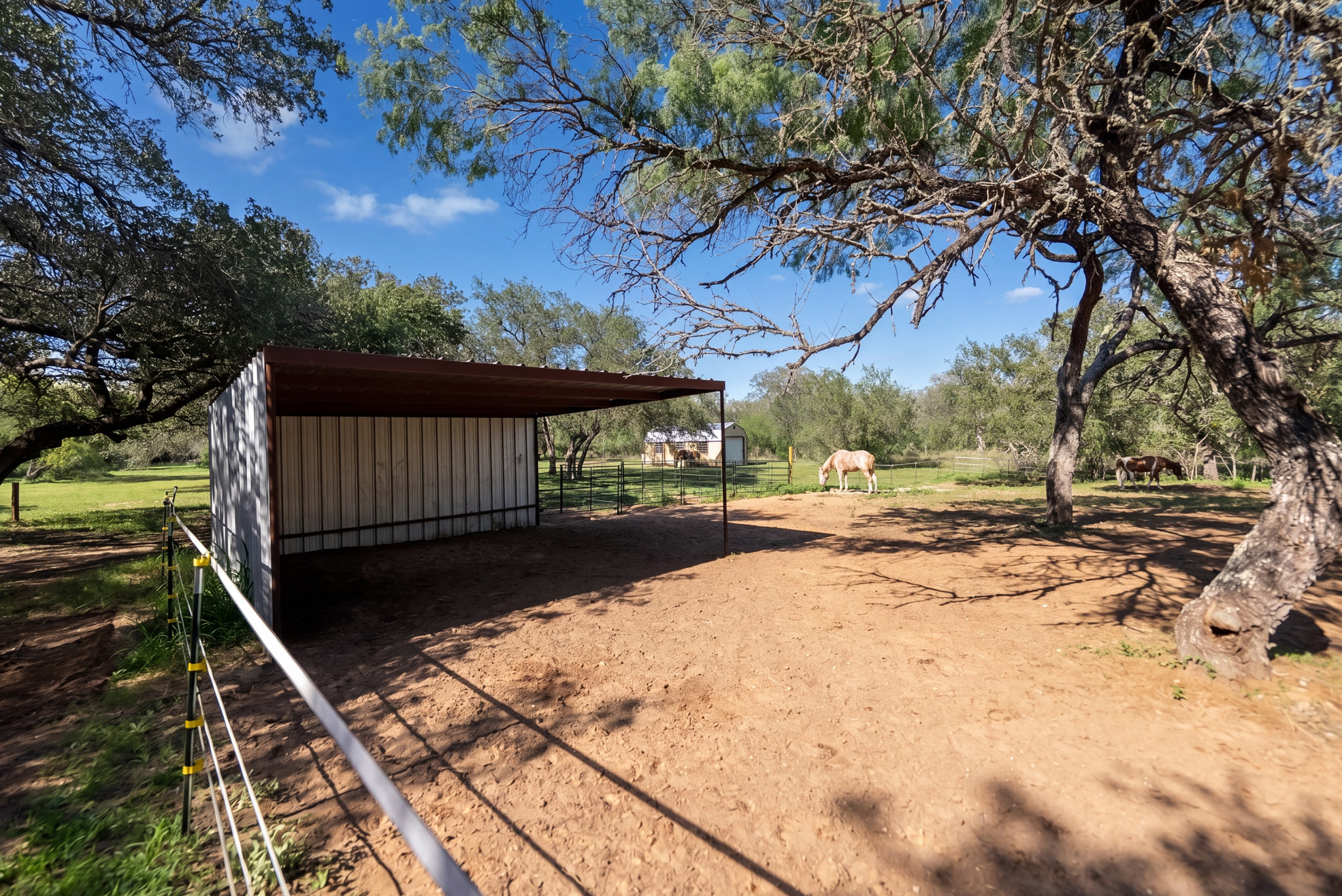  Private 10-Acre Horse Property in Lytle - 物件實景