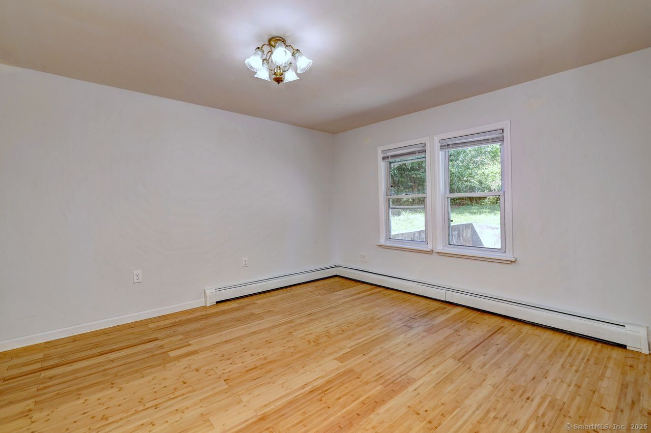 Milford, Connecticut, 06461, United States, 5 Bedrooms Bedrooms, ,2 BathroomsBathrooms,Residential,For Sale,1949907