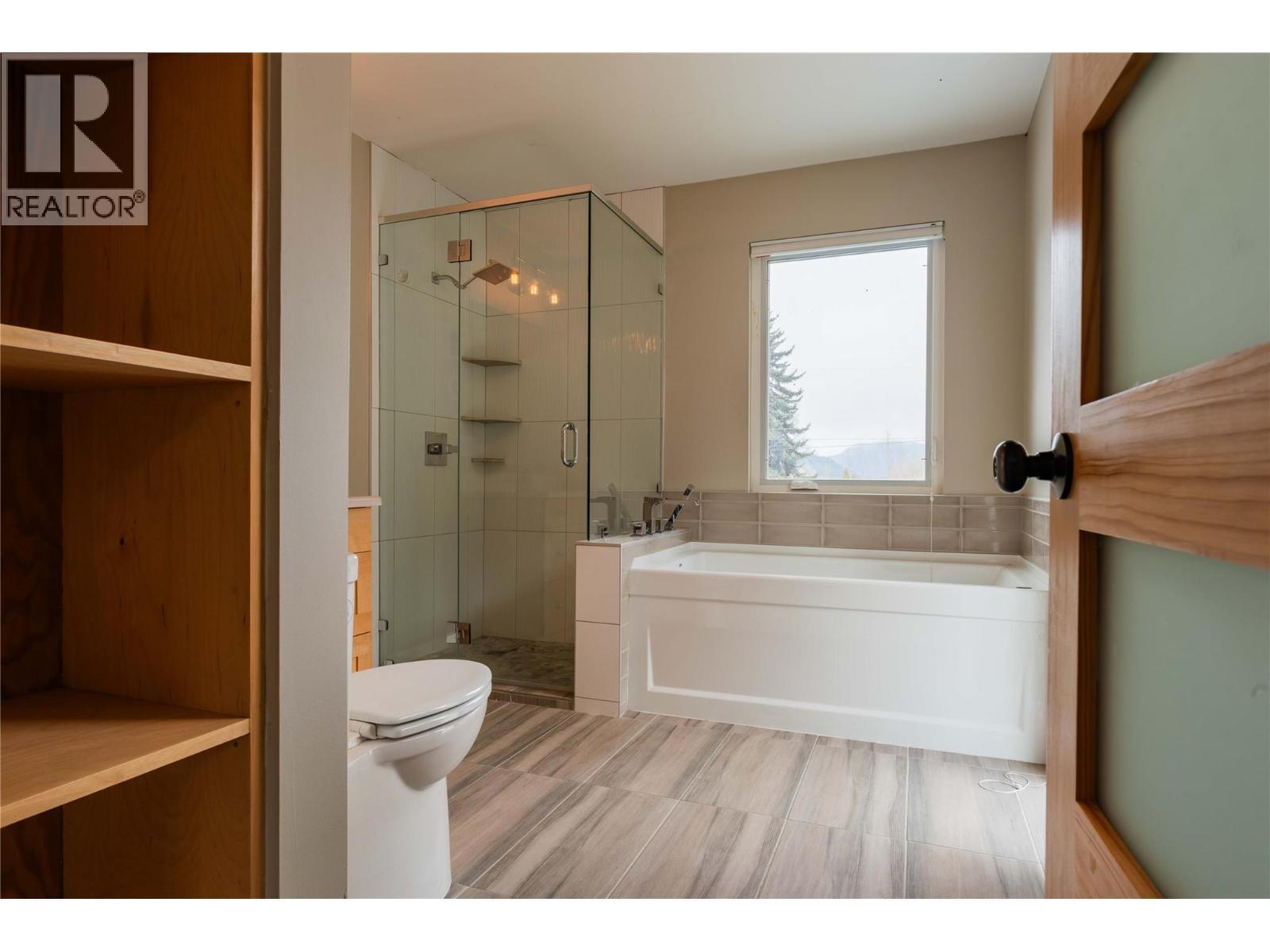 APPLEDALE, British Columbia, V0G 2J0, CA, 5 Bedrooms Bedrooms, ,2 BathroomsBathrooms,Residential,For Sale,1946998