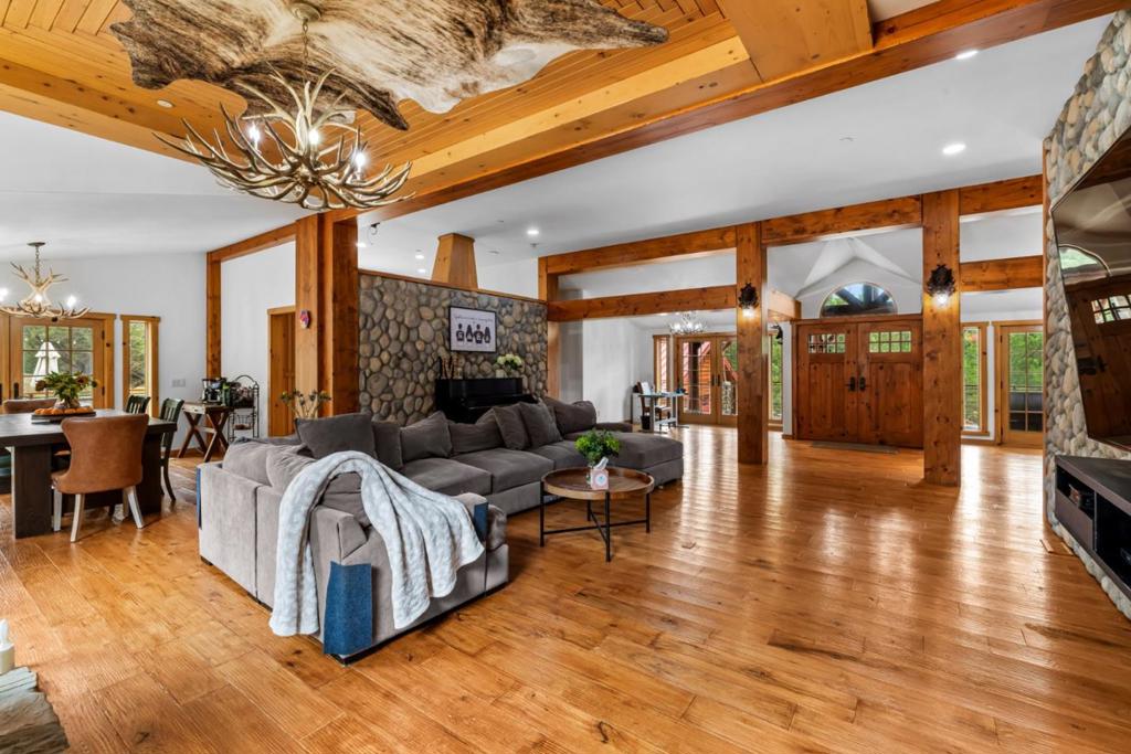 Salinas, California, 93907, United States, 3 Bedrooms Bedrooms, ,4 BathroomsBathrooms,Residential,For Sale,1974769