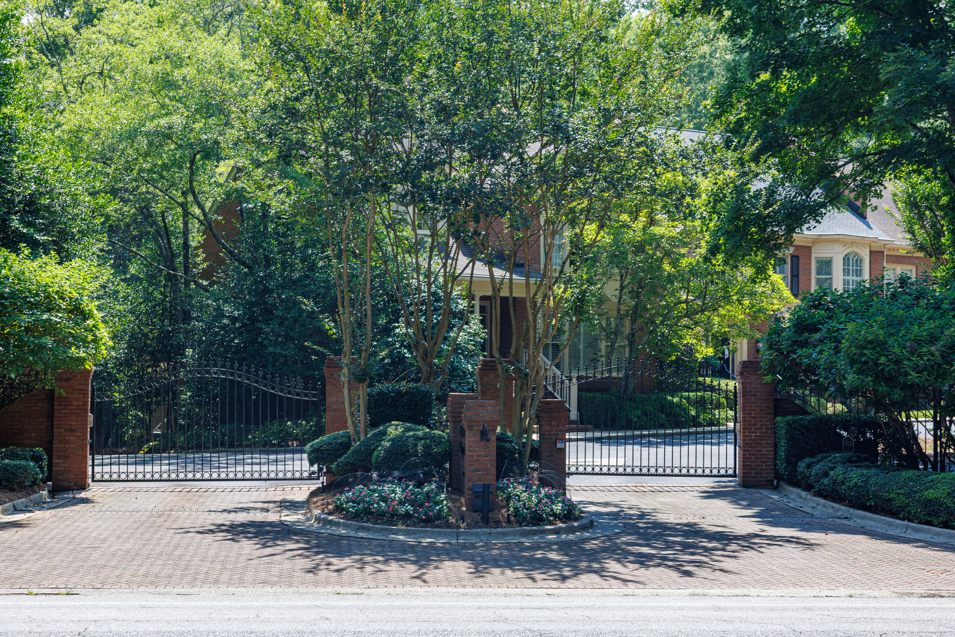  Elegantly Renovated Townhome in Gated Community - 物件實景