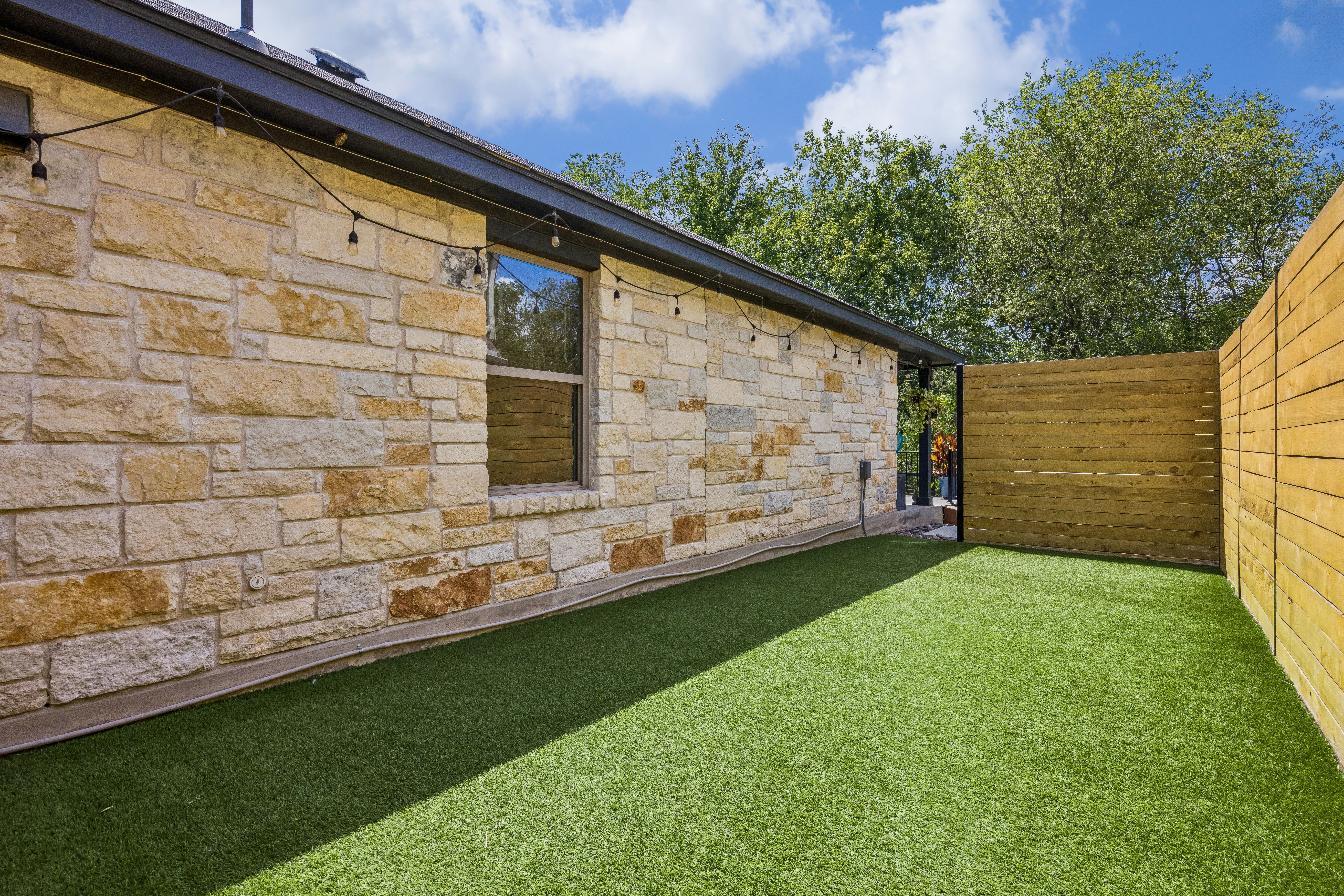  Single-Story Retreat Backing to Greenbelt in Knollwood on the Colorado River - 物件實景