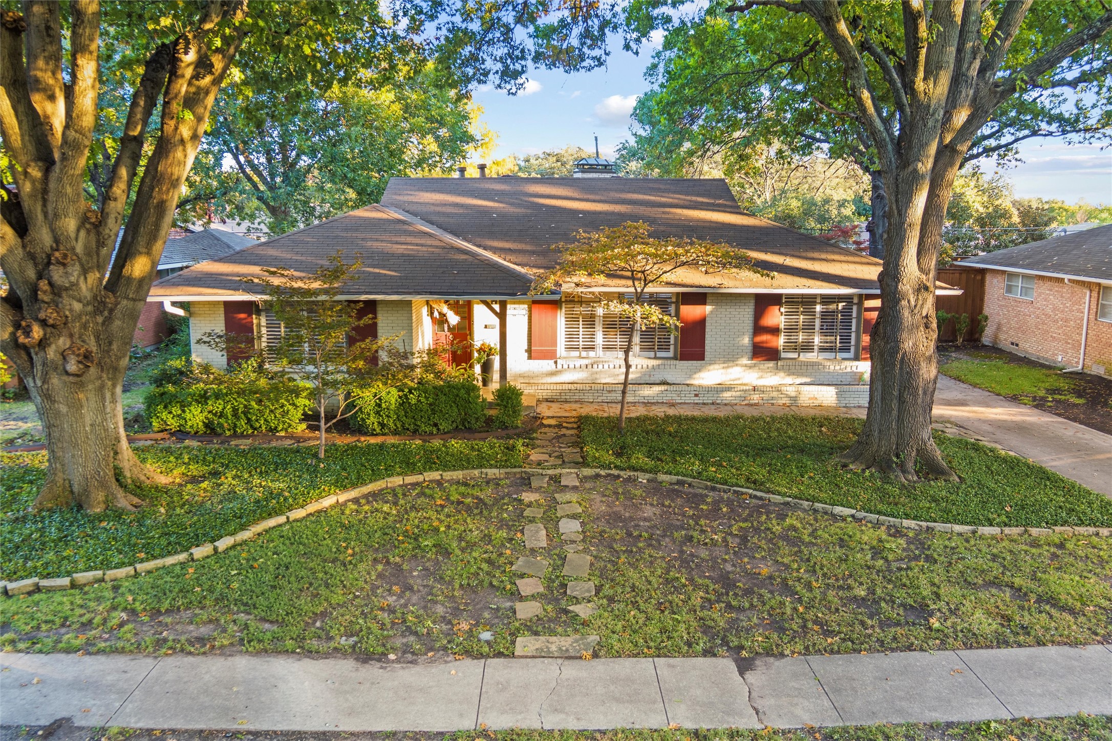 Dallas, Texas, 75214, United States, 3 Bedrooms Bedrooms, ,2 BathroomsBathrooms,Residential,For Sale,1989303