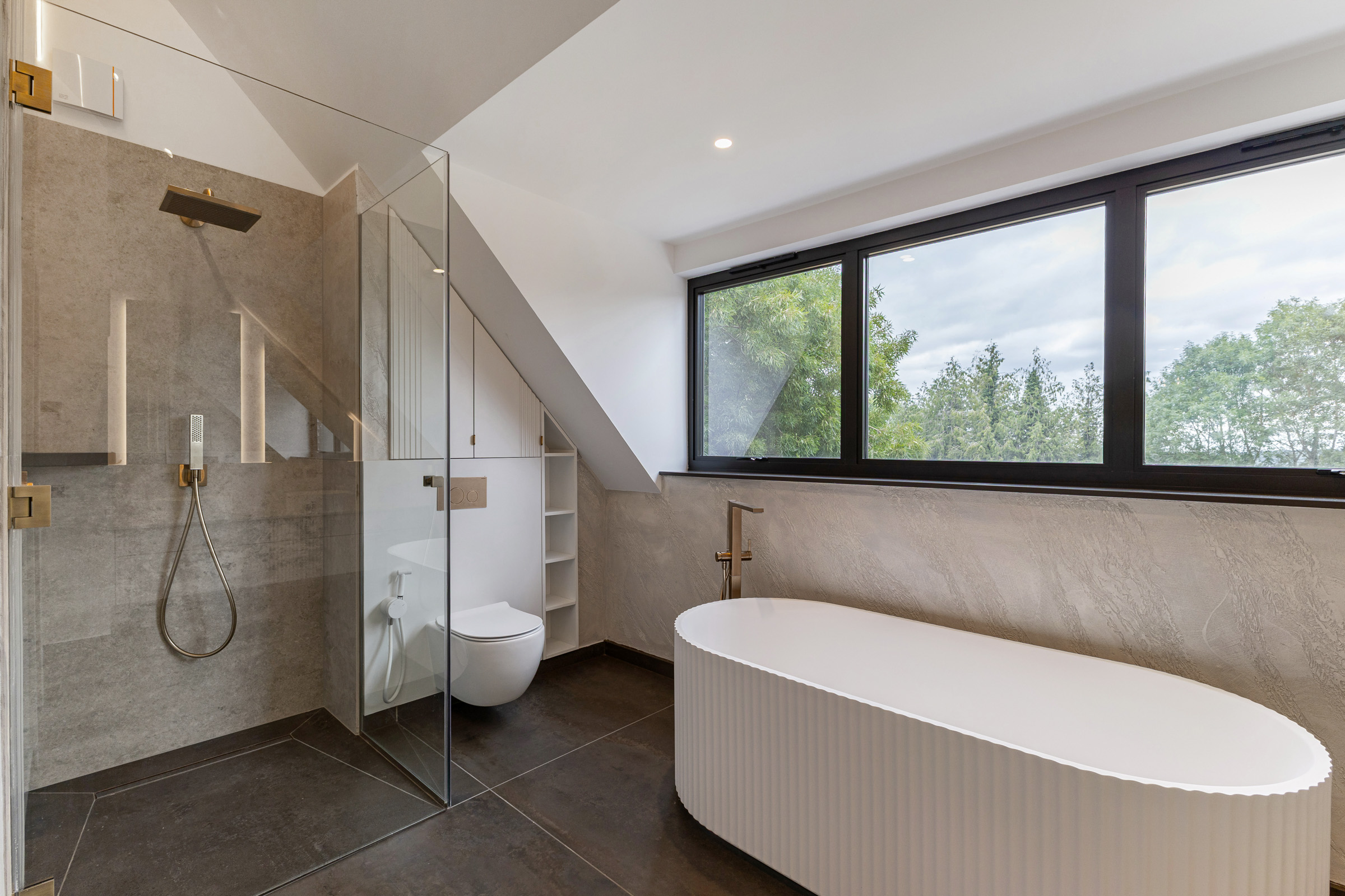  A Gated Contemporary House with an Indoor Swimming Pool - 物件實景