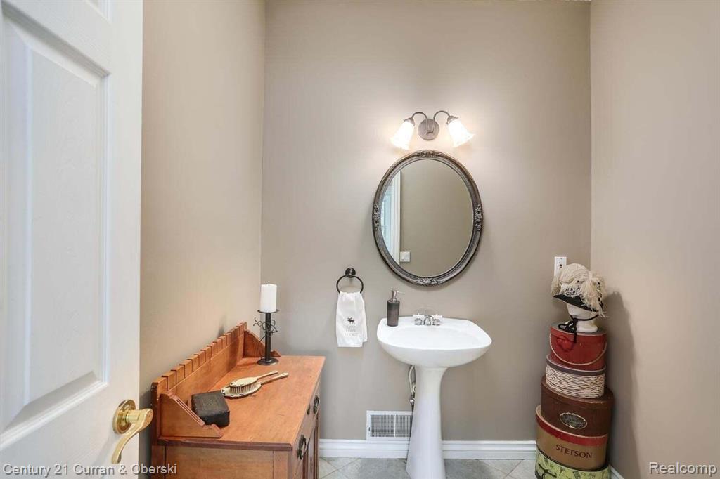 Jackson, Michigan, 49201, United States, 4 Bedrooms Bedrooms, ,3 BathroomsBathrooms,Residential,For Sale,1980498