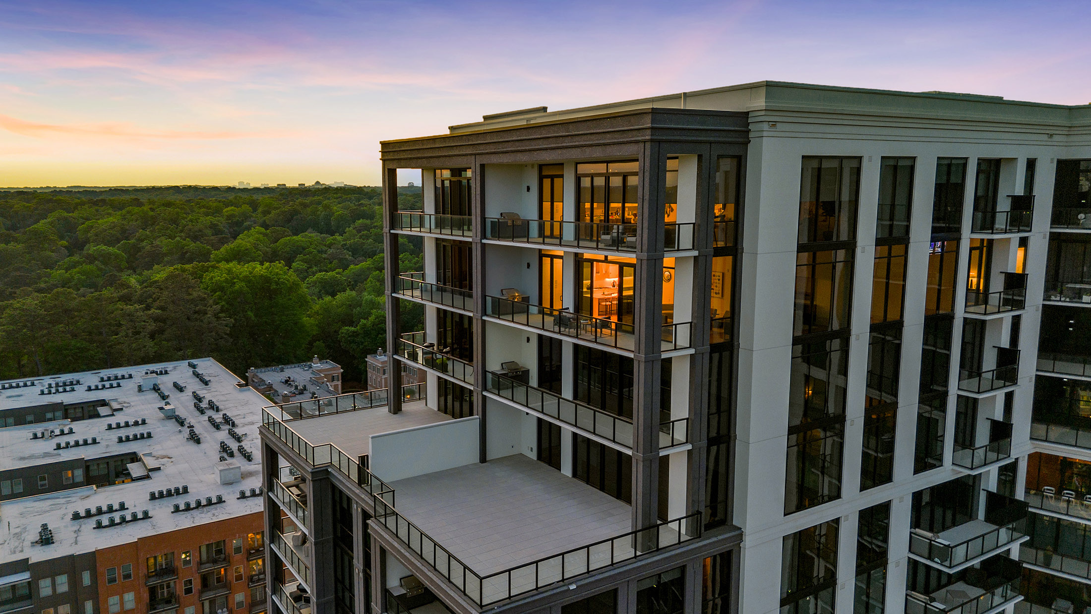  Stunning 17th Floor Corner Unit with Architectural Upgrades - 物件實景