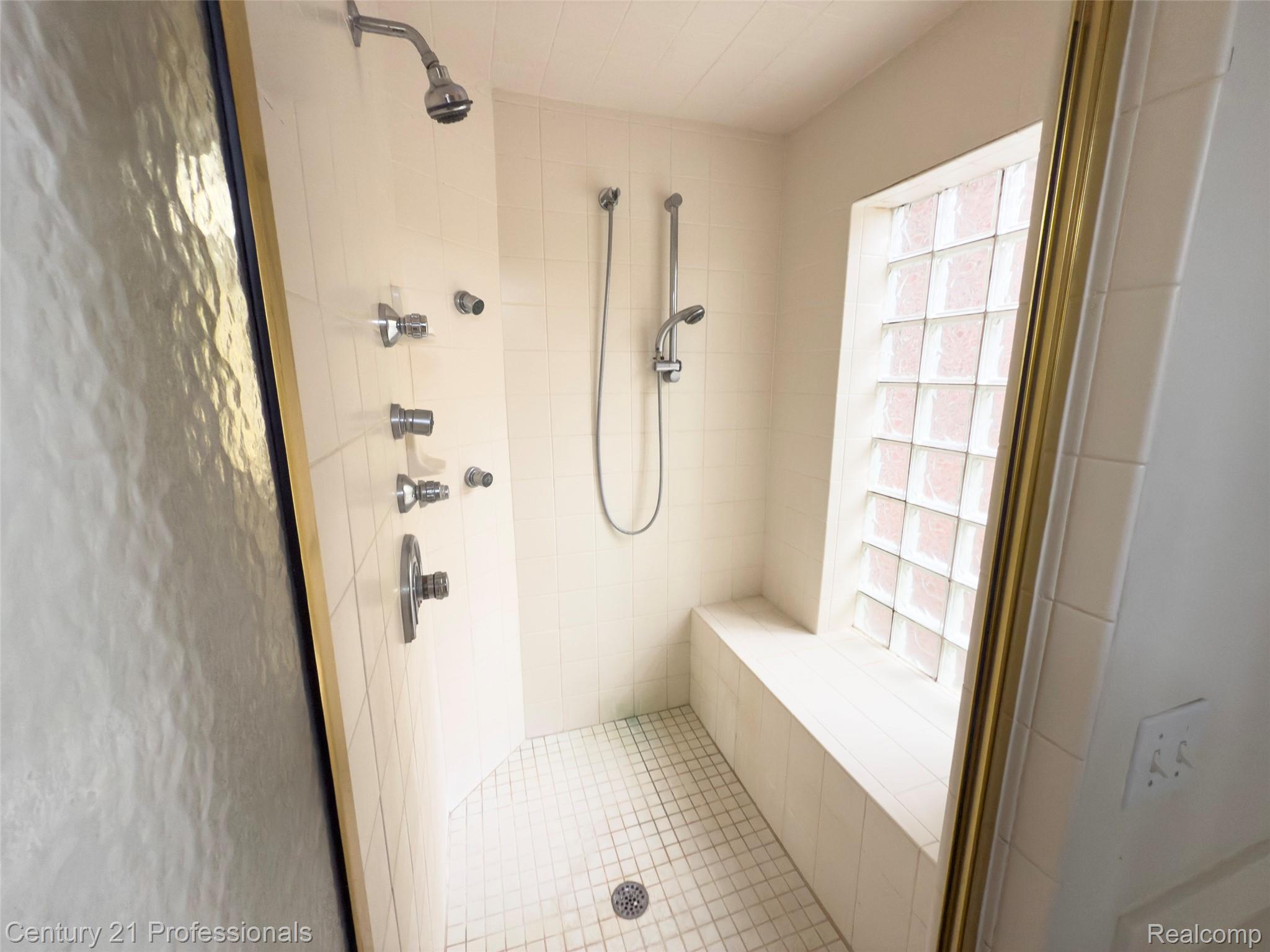 Rochester, Michigan, 48306, United States, 5 Bedrooms Bedrooms, ,6 BathroomsBathrooms,Residential,For Sale,1987117