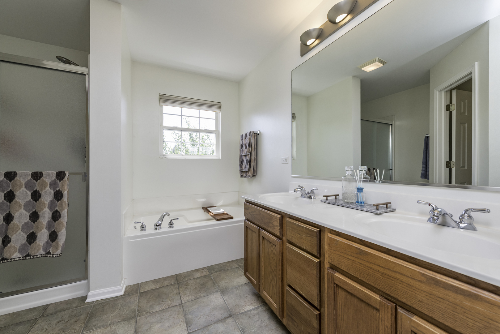 Lindenhurst, Illinois, 60046, United States, 5 Bedrooms Bedrooms, ,3 BathroomsBathrooms,Residential,For Sale,1971263