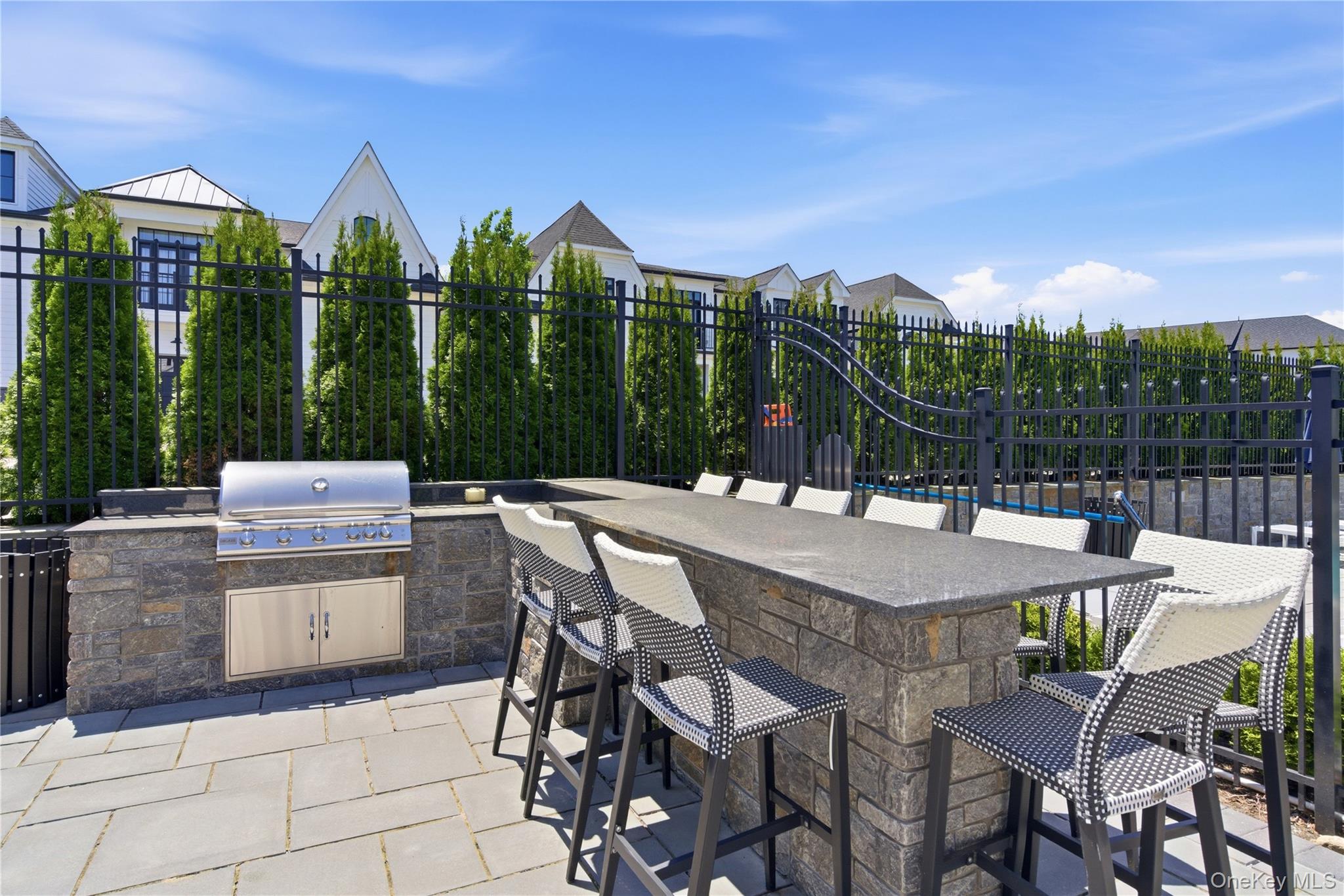 102 Three Ponds Lane E, Woodbury, NY, 11797 - 物件實景