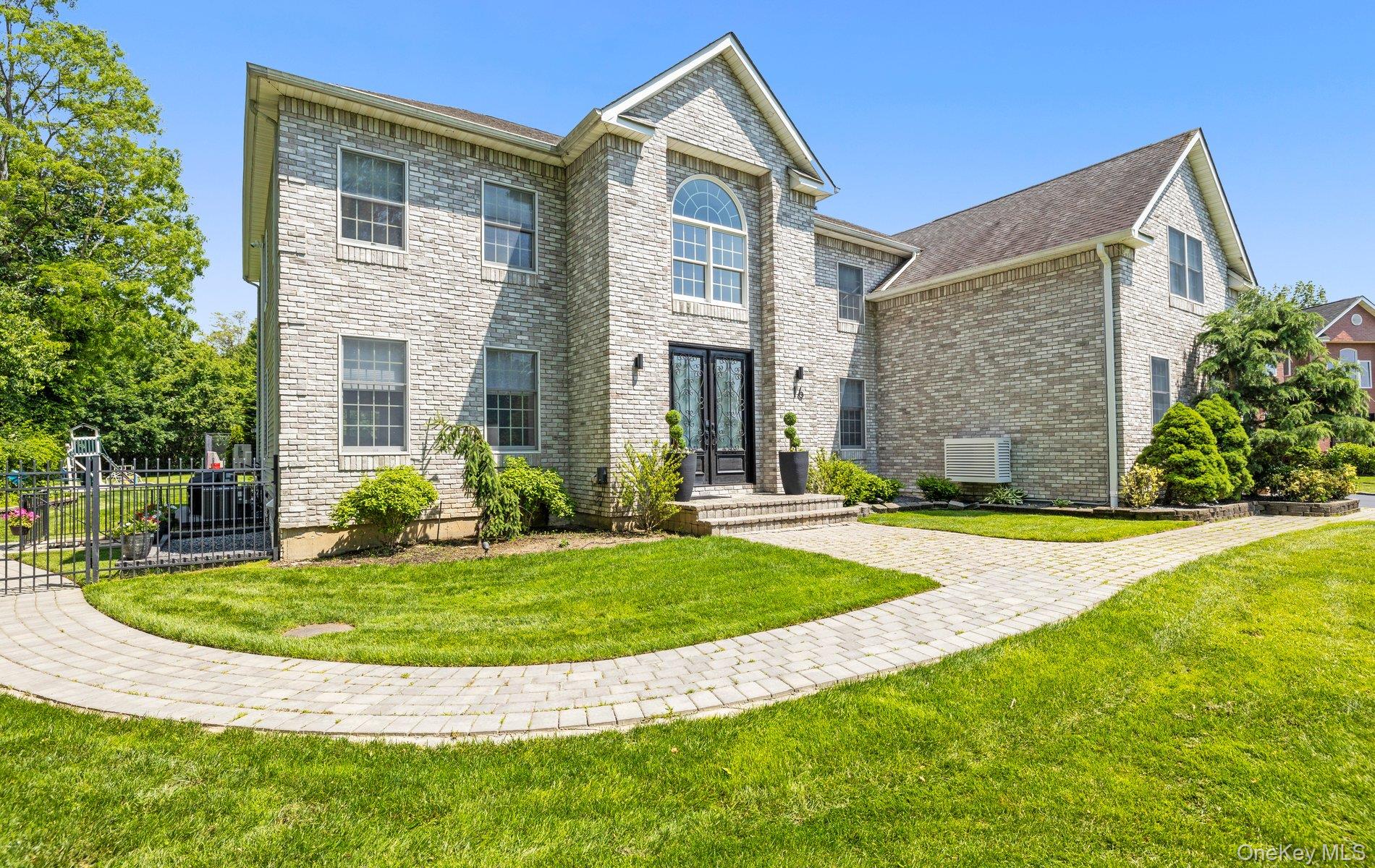 Huntington, New York, 11743, United States, 6 Bedrooms Bedrooms, ,4 BathroomsBathrooms,Residential,For Sale,1827761