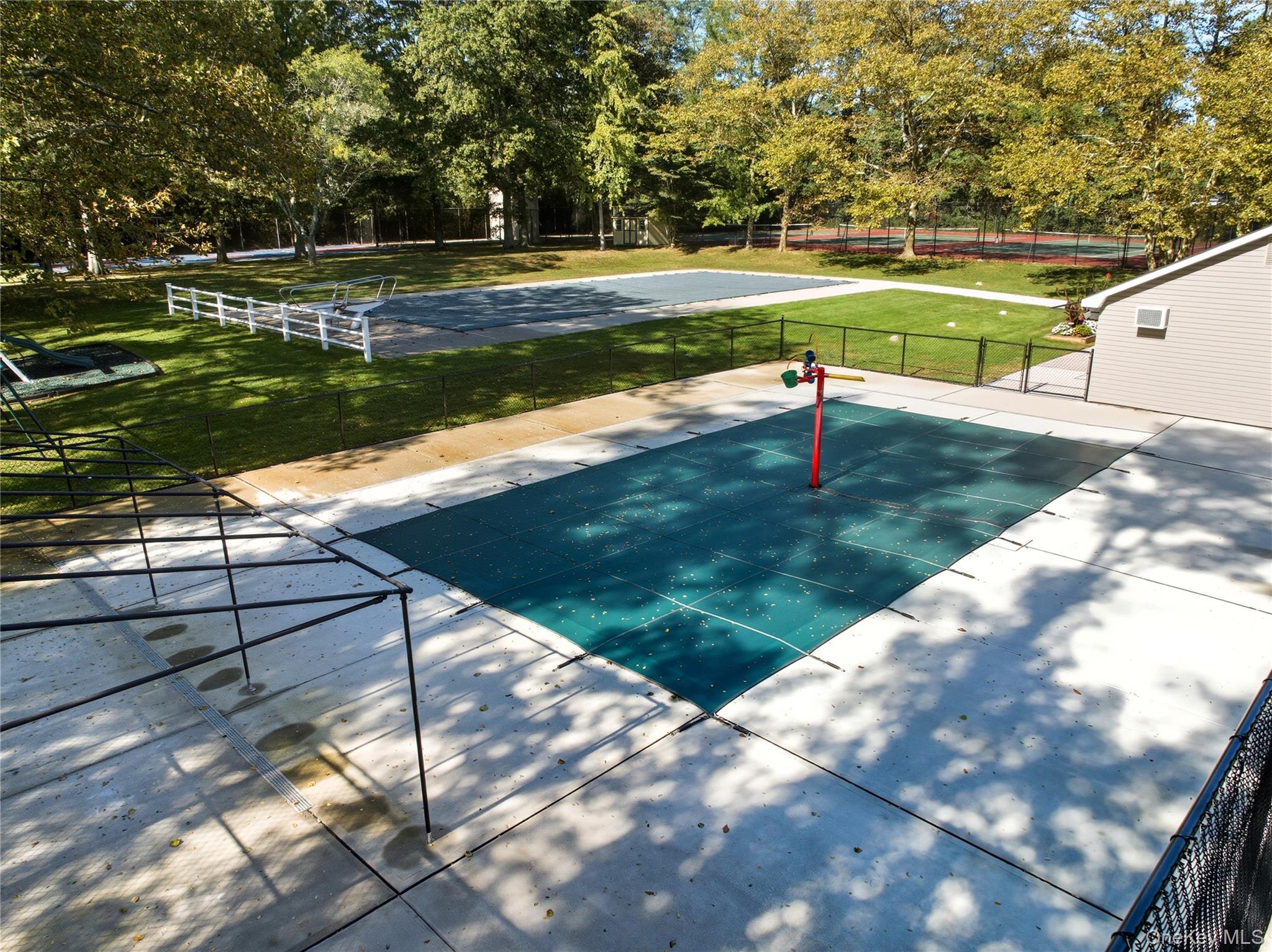  24 Thorngrove Lane, Dix Hills, NY, 11746 - 物件實景