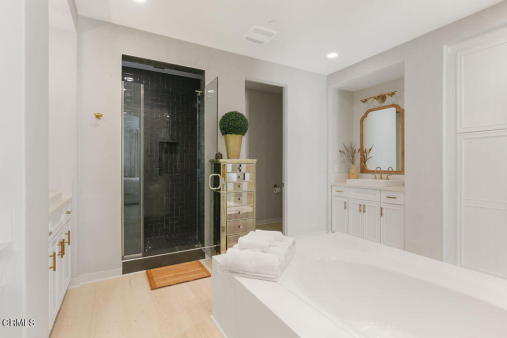 Thousand Oaks, California, 91362, United States, 4 Bedrooms Bedrooms, ,4 BathroomsBathrooms,Residential,For Sale,1997017