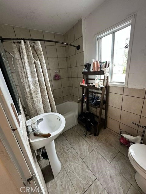 South Gate, California, 90280, United States, 4 Bedrooms Bedrooms, ,Residential,For Sale,1986153