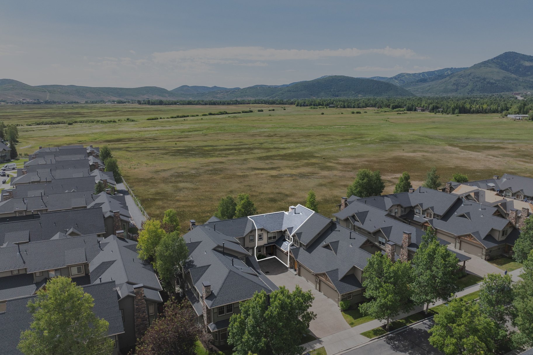  Exceptional Fox Point Townhome with Mountain Views & Prime Location - 物件實景