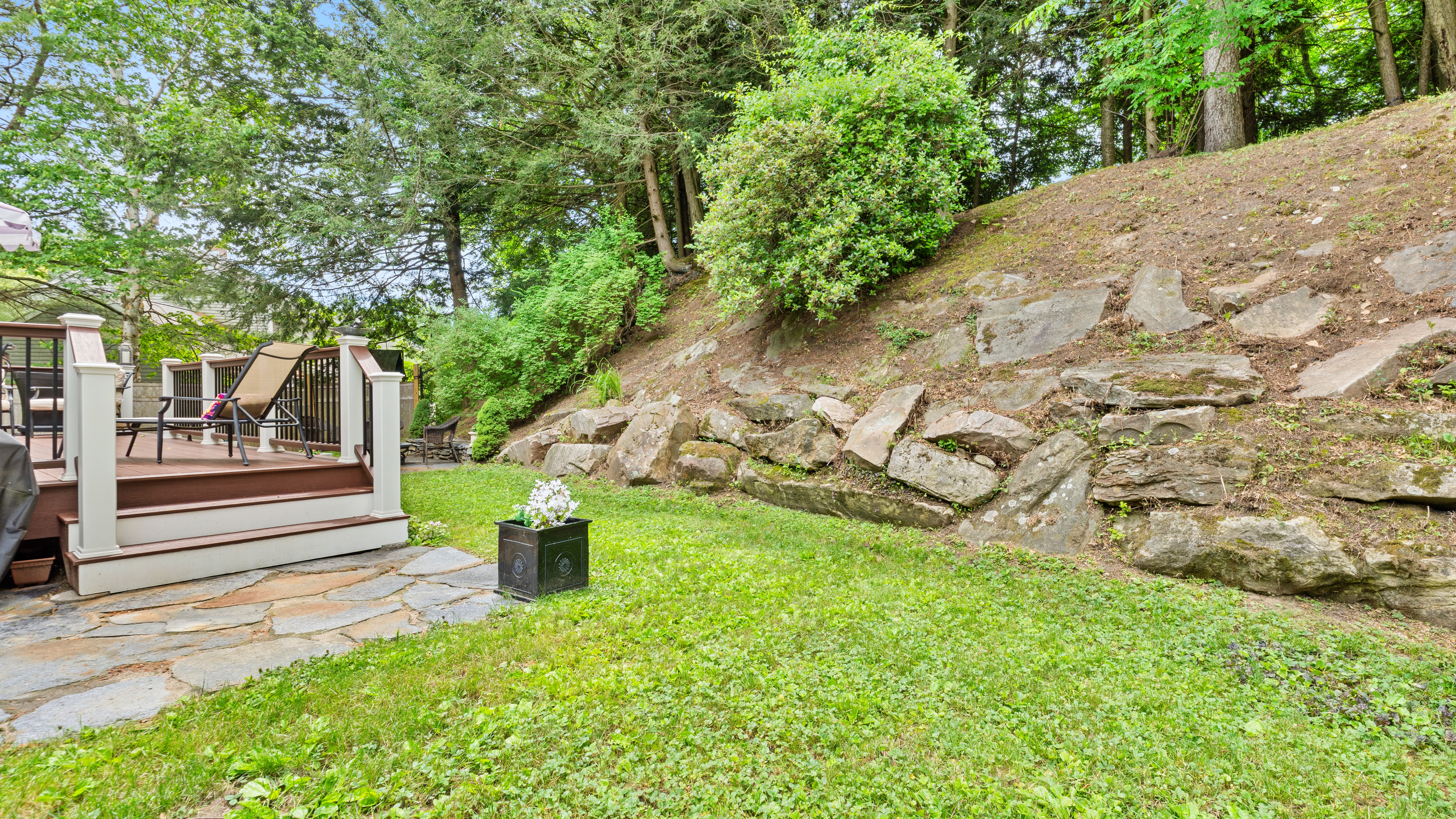  A Hilltop Wooded Retreat  Southeast Sleeper Modernized Colonial - 物件實景