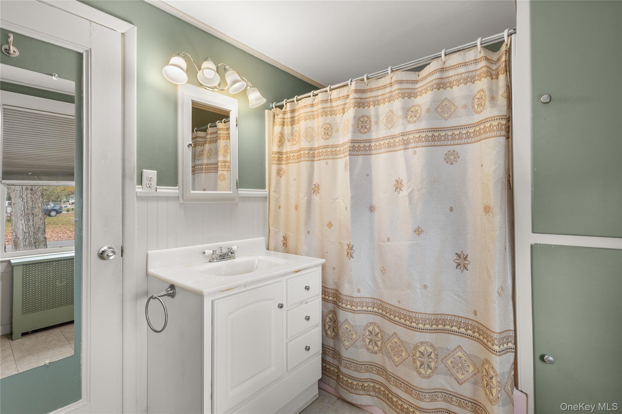 West Islip, New York, 11795, United States, 2 Bedrooms Bedrooms, ,1 BathroomBathrooms,Residential,For Sale,1994287