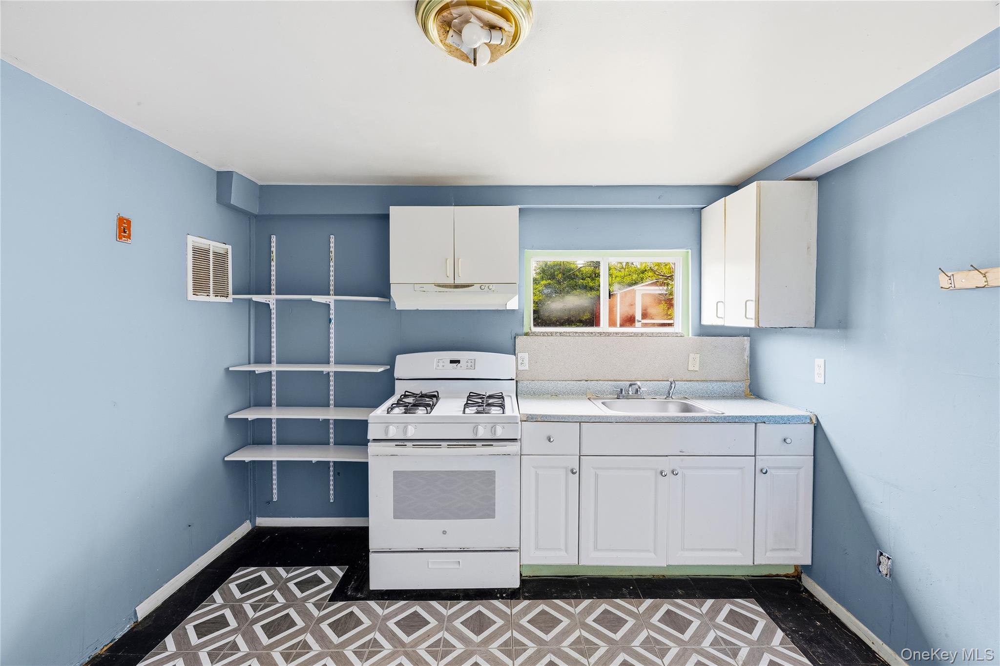 Selden, New York, 11784, United States, 5 Bedrooms Bedrooms, ,2 BathroomsBathrooms,Residential,For Sale,2049054
