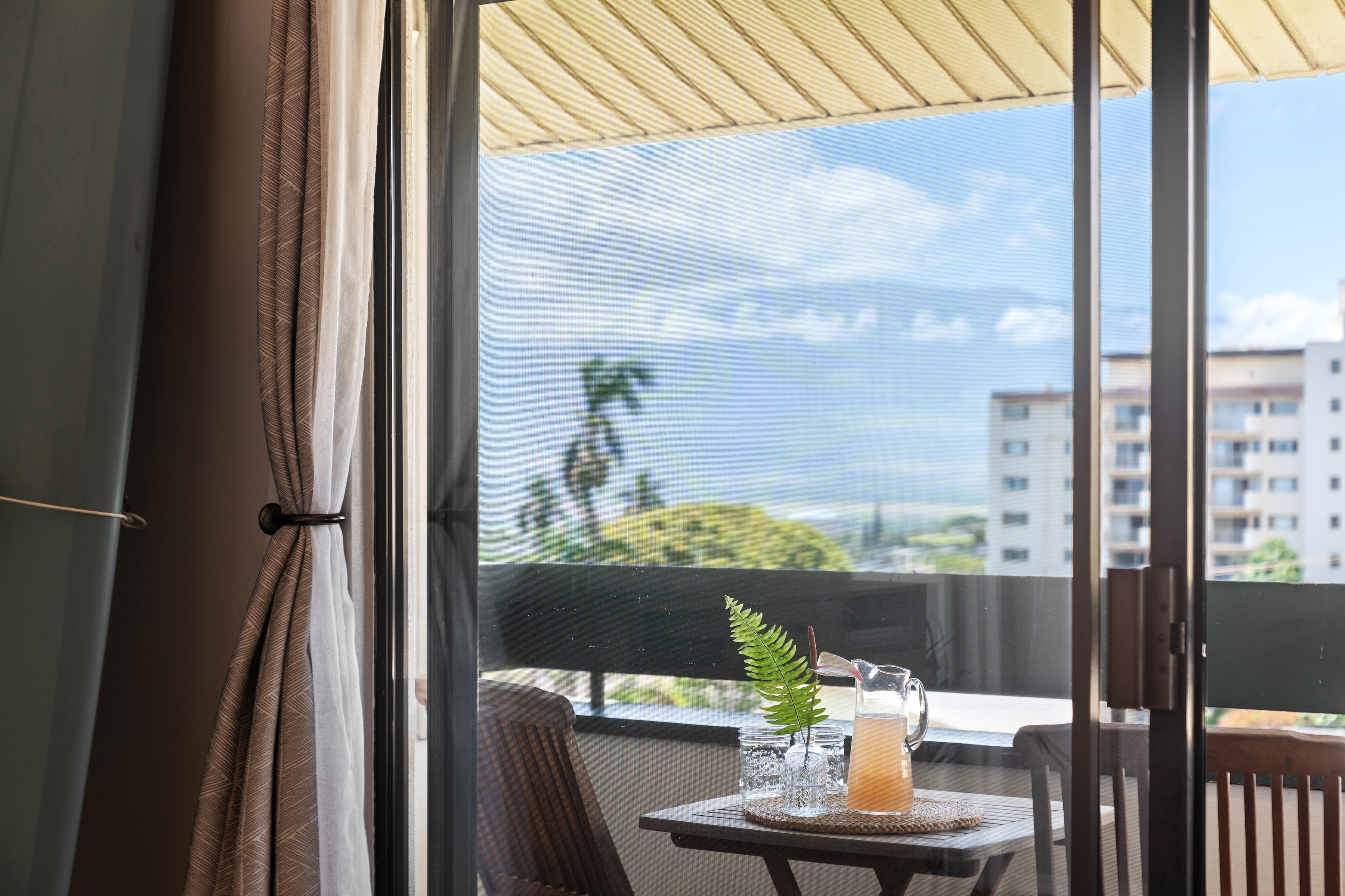  Centrally Located Living with Vaulted Ceilings and Views - 物件實景