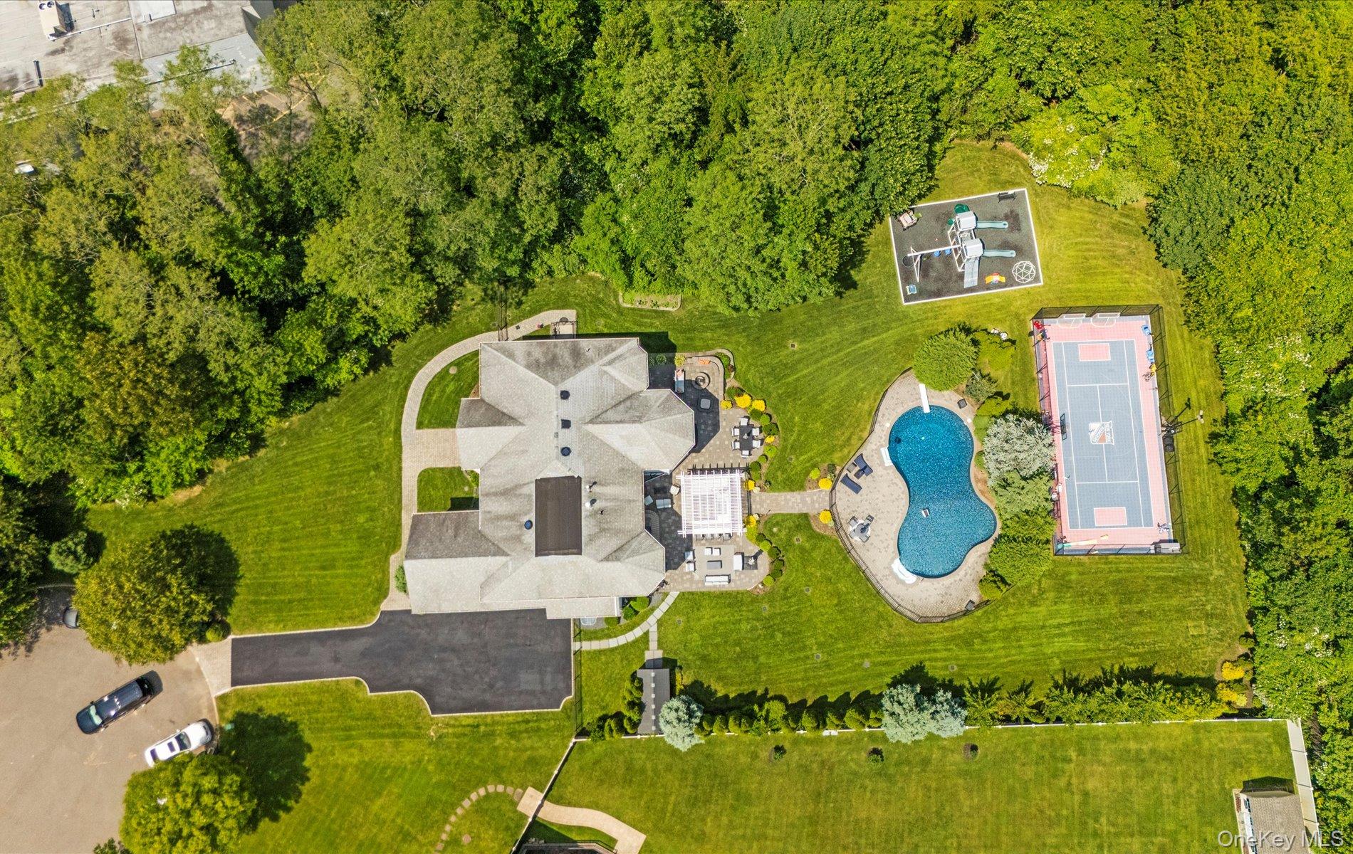 Huntington, New York, 11743, United States, 6 Bedrooms Bedrooms, ,4 BathroomsBathrooms,Residential,For Sale,1827761