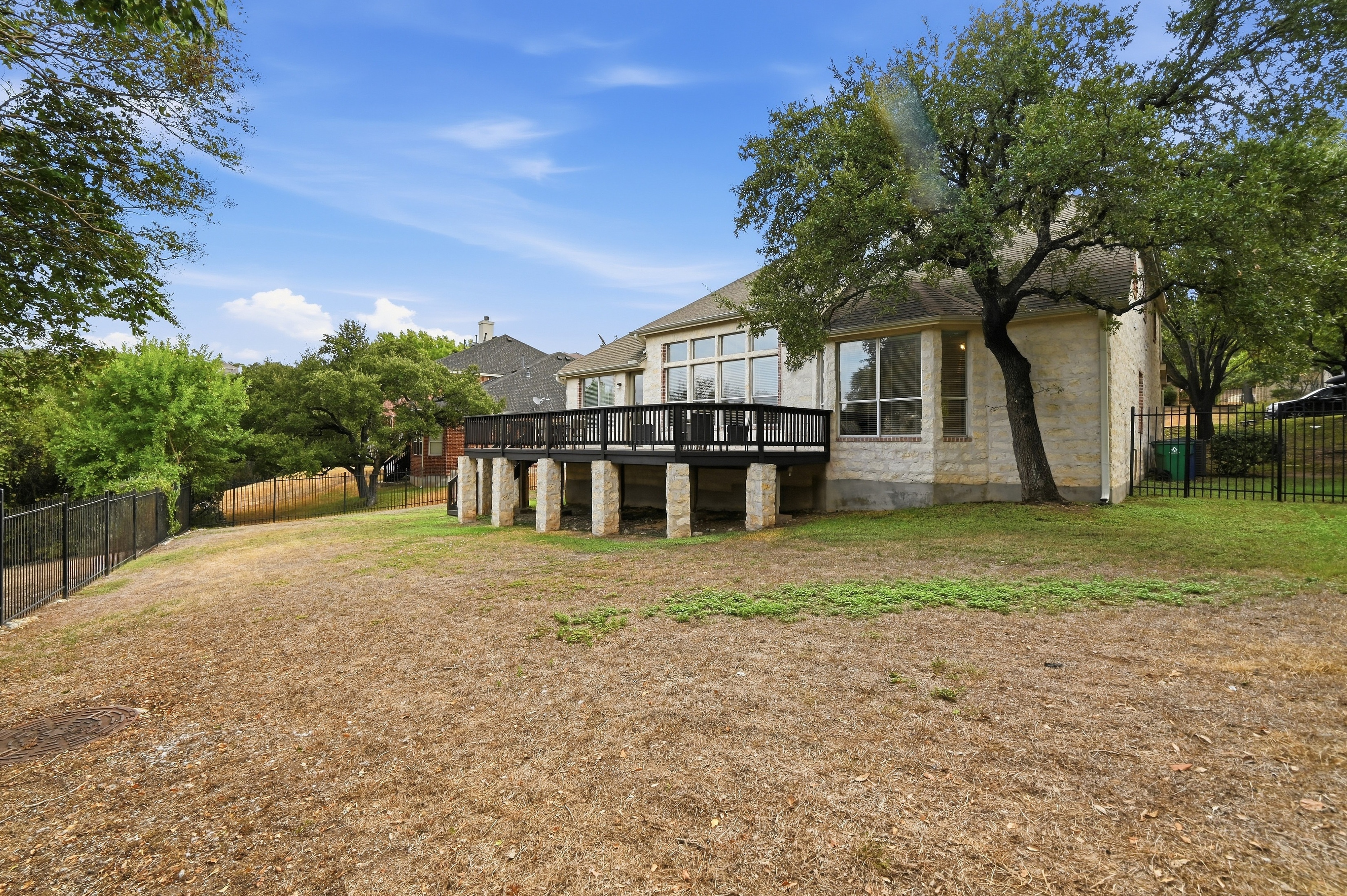  Spacious River Place Home with Large Backyard & Elevated Deck - 物件實景