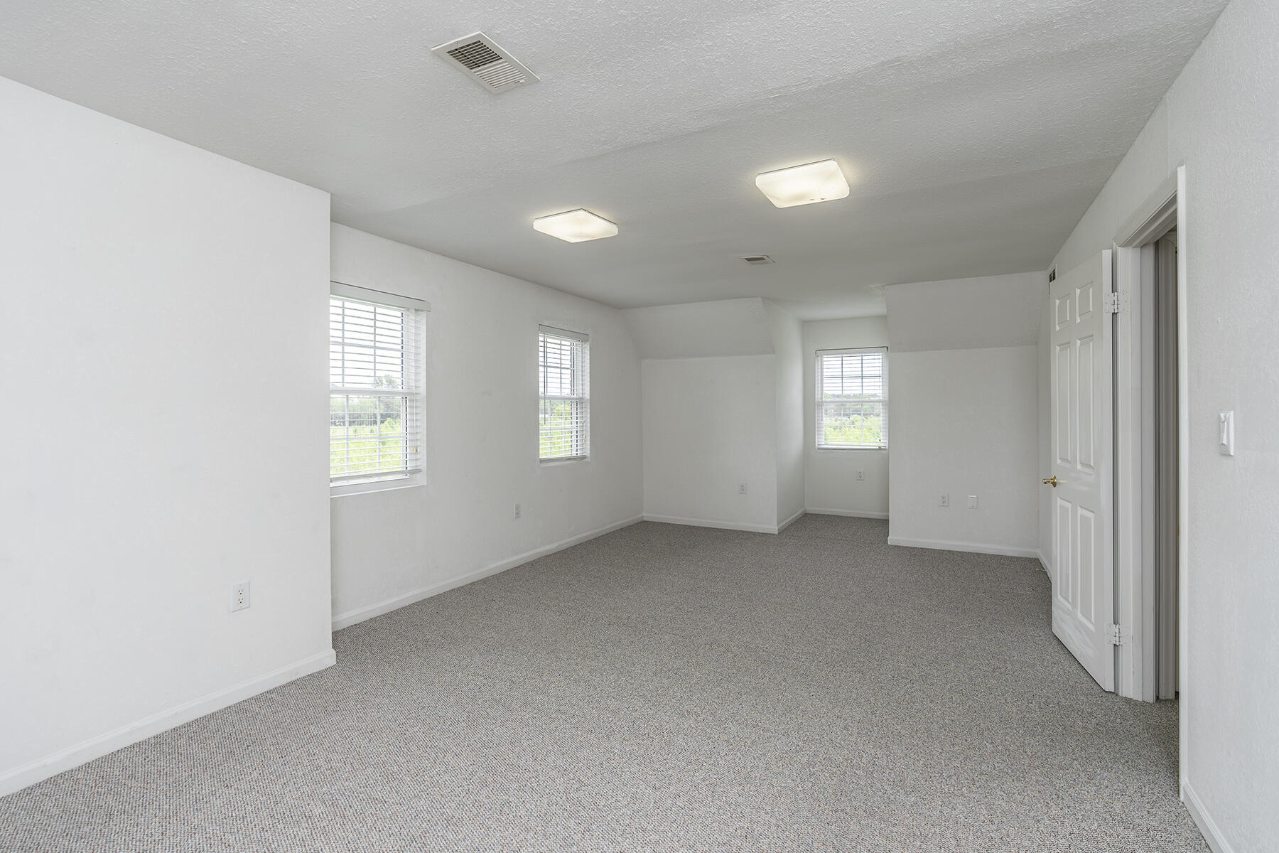 Jeffersonville, Kentucky, 40337, United States, 5 Bedrooms Bedrooms, ,4 BathroomsBathrooms,Residential,For Sale,1989610