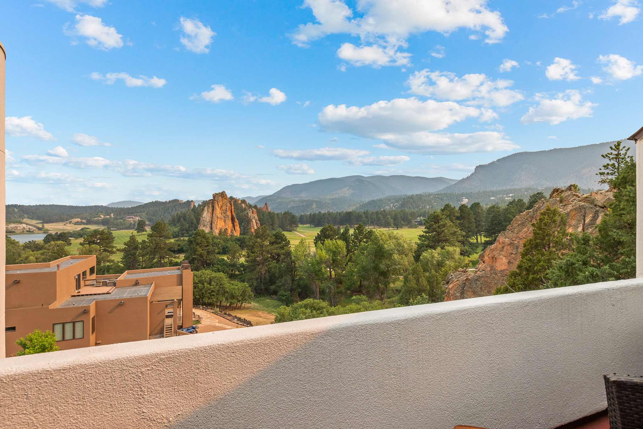  Set against the red rocks of Perry Park with a bold white stucco exterior - 物件實景