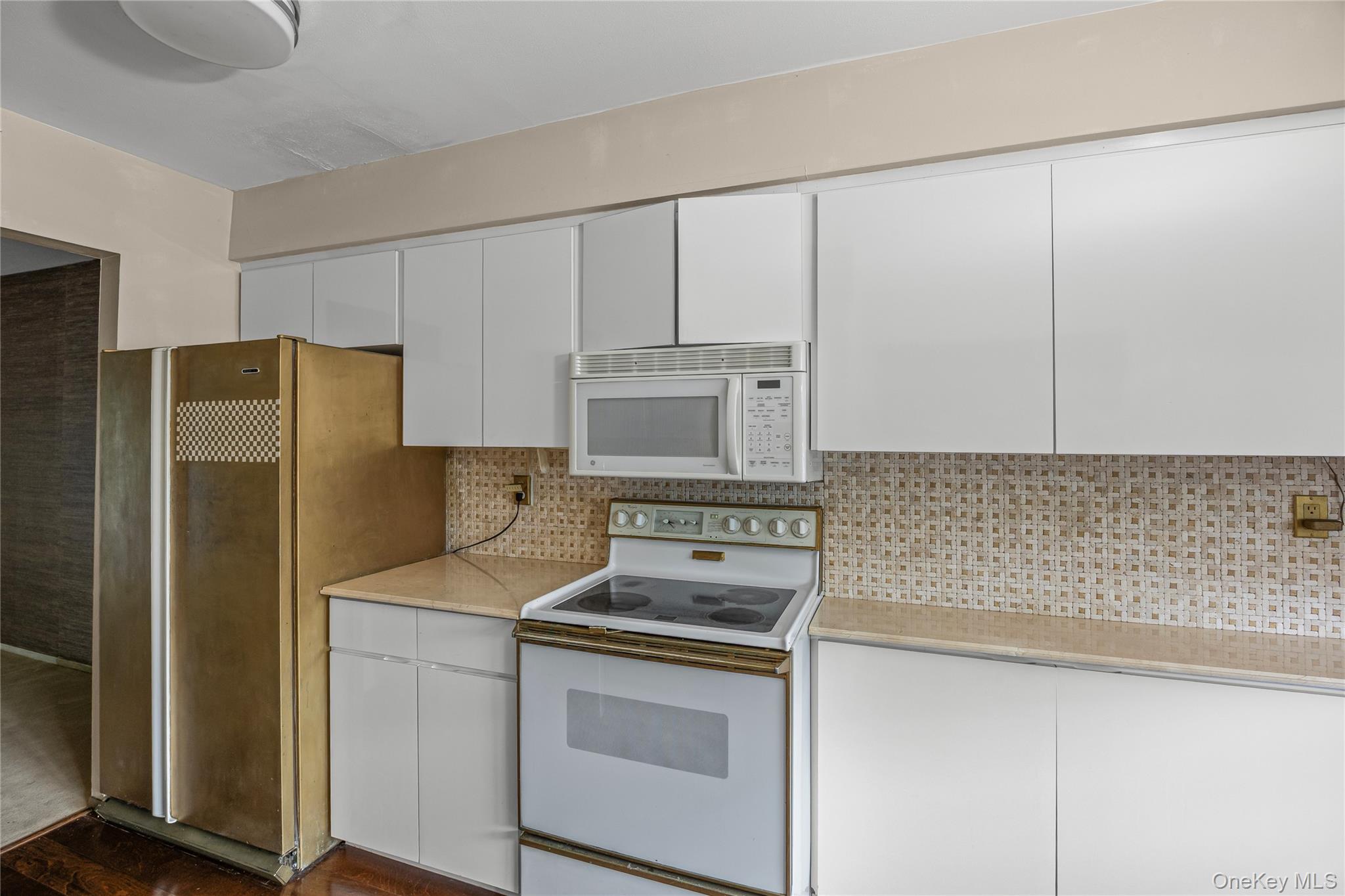 Huntington Station, New York, 11746, United States, 2 Bedrooms Bedrooms, ,2 BathroomsBathrooms,Residential,For Sale,1981328