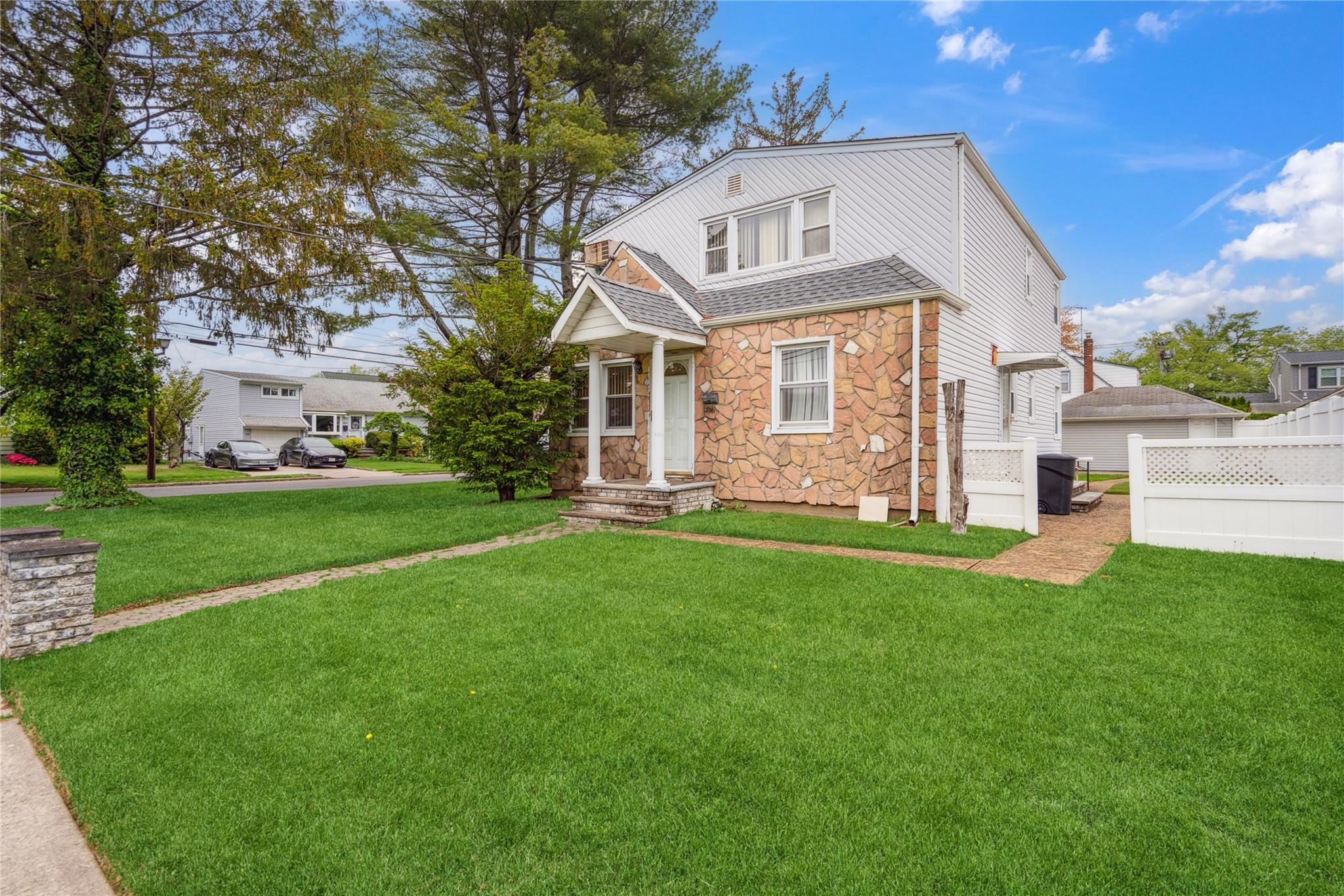New Hyde Park, New York, 11040, United States, 3 Bedrooms Bedrooms, ,3 BathroomsBathrooms,Residential,For Sale,1804080