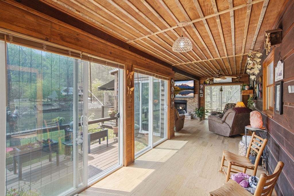 Ellijay, Georgia, 30540, United States, 3 Bedrooms Bedrooms, ,3 BathroomsBathrooms,Residential,For Sale,2034998