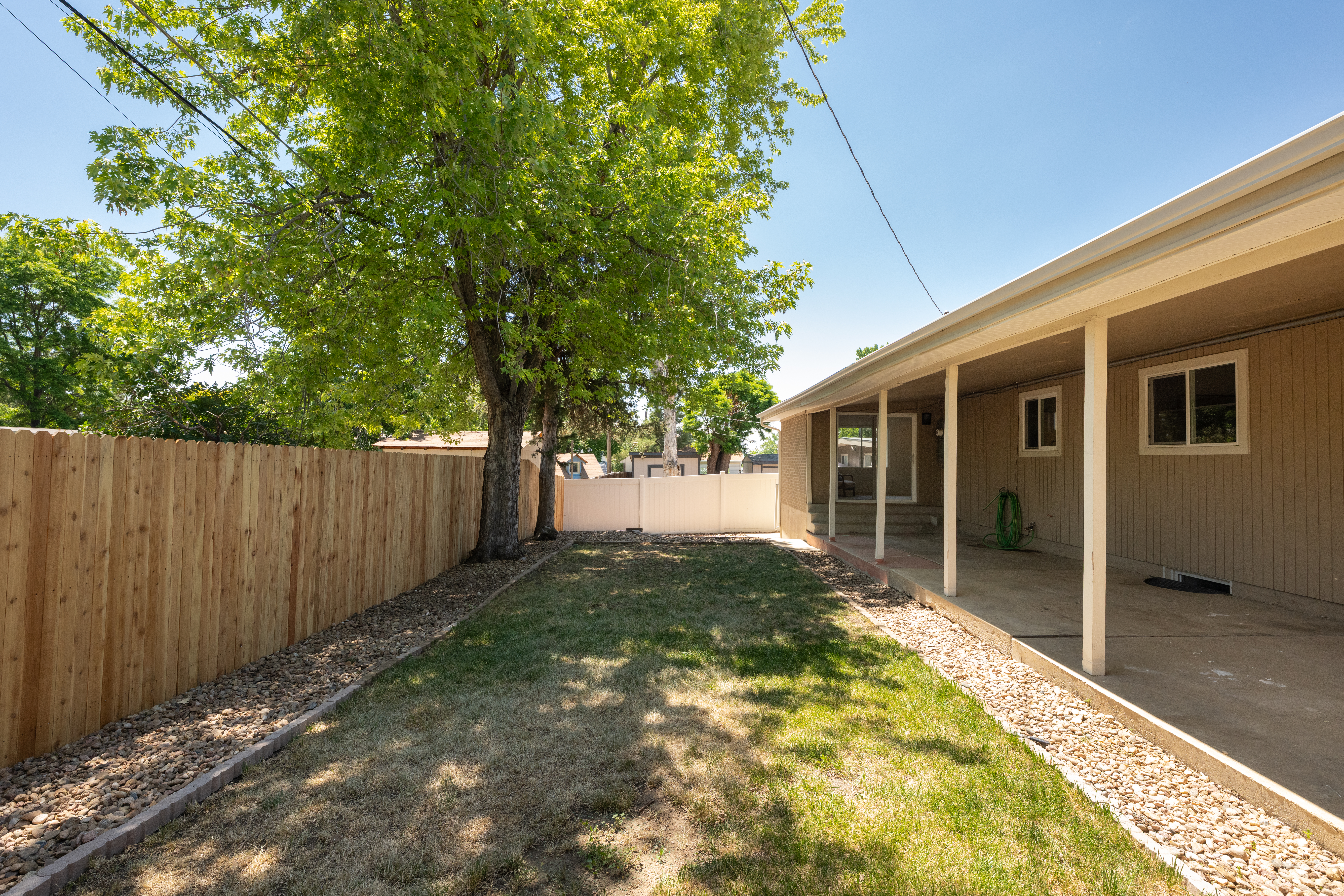  Beautiful mid-century modern home offering the perfect blend - 物件實景