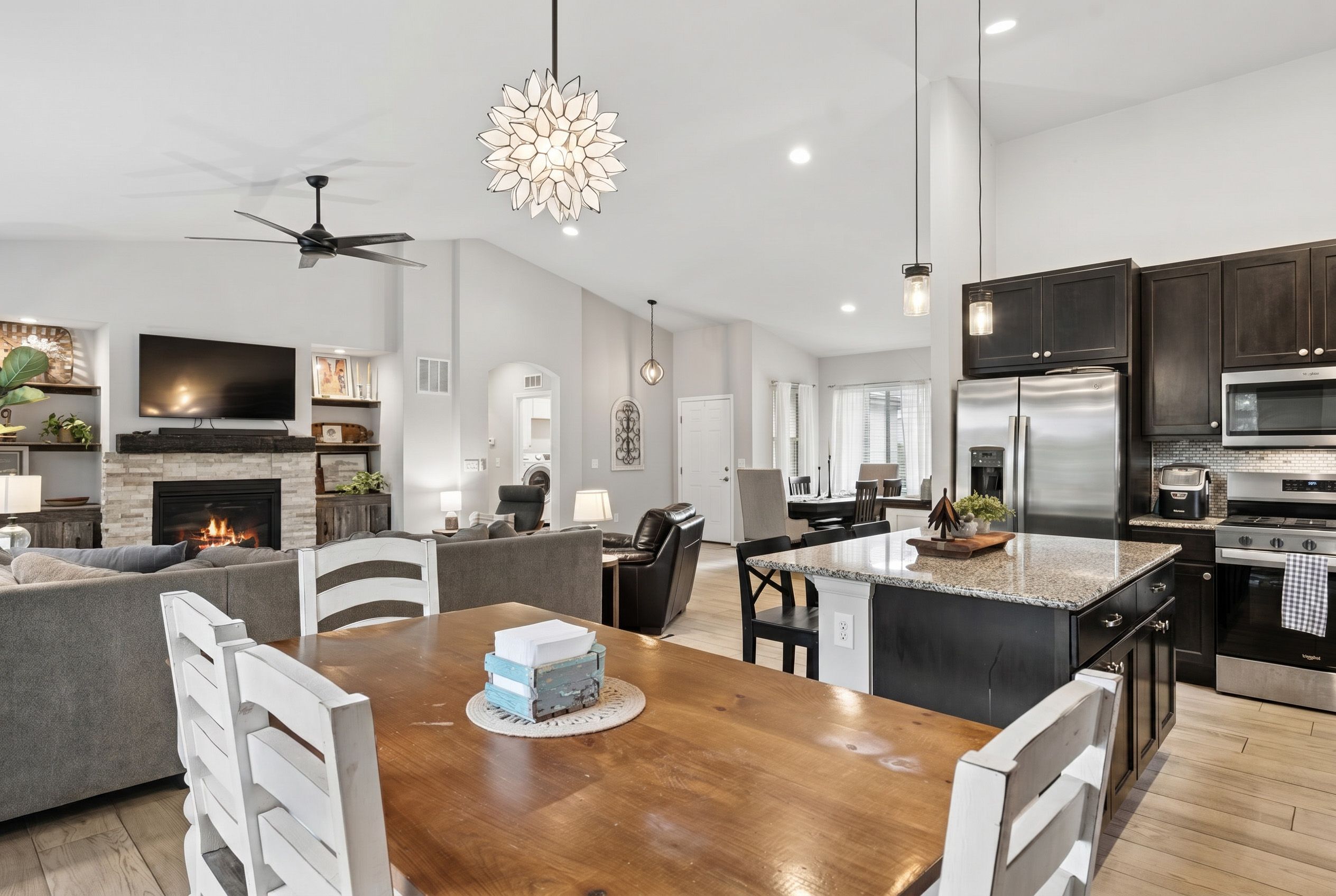  Main Level Living Paired With An Exceptional Location - 物件實景