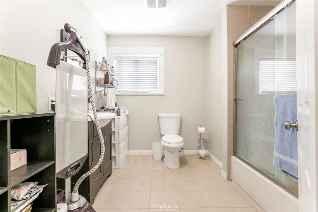 Los Angeles, California, 90006, United States, 5 Bedrooms Bedrooms, ,2 BathroomsBathrooms,Residential,For Sale,1940341