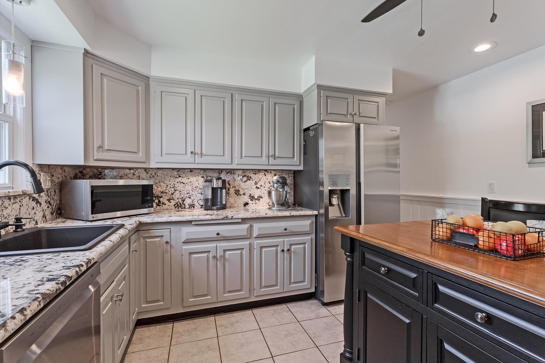  Easy One Floor Ranch Style Home with Vibrant and Perfectly Manicured Property - 物件實景