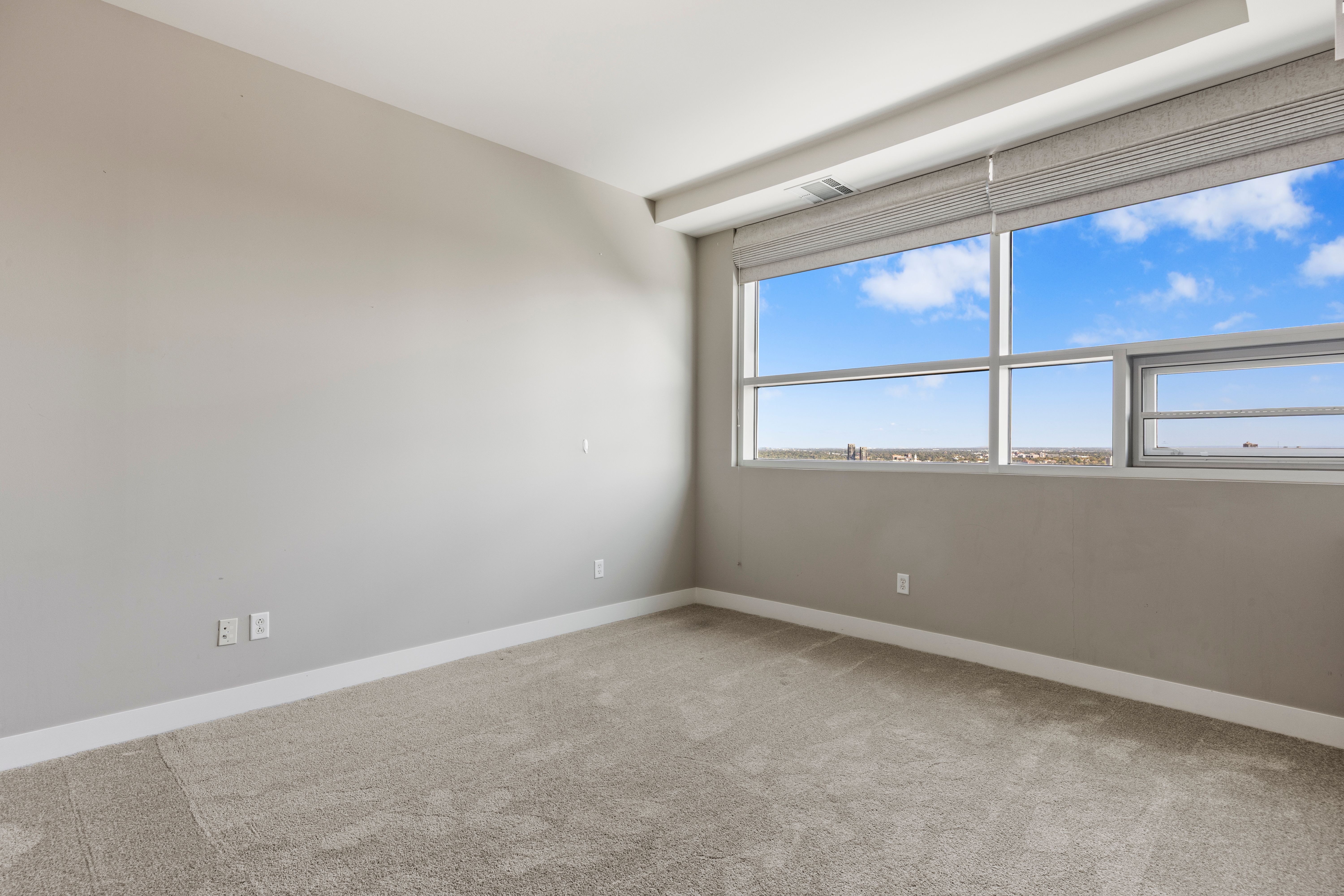  Over 1000 Feet of Private Terrace Throughout This Penthouse - 物件實景