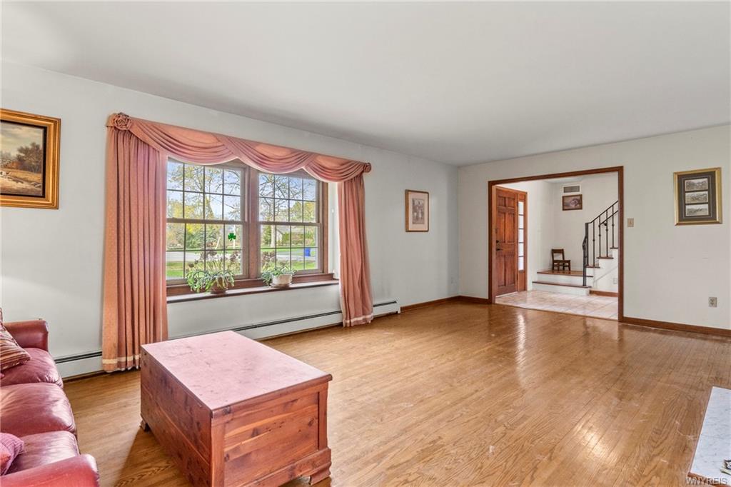 Lewiston, New York, 14092, United States, 5 Bedrooms Bedrooms, ,3 BathroomsBathrooms,Residential,For Sale,1849954