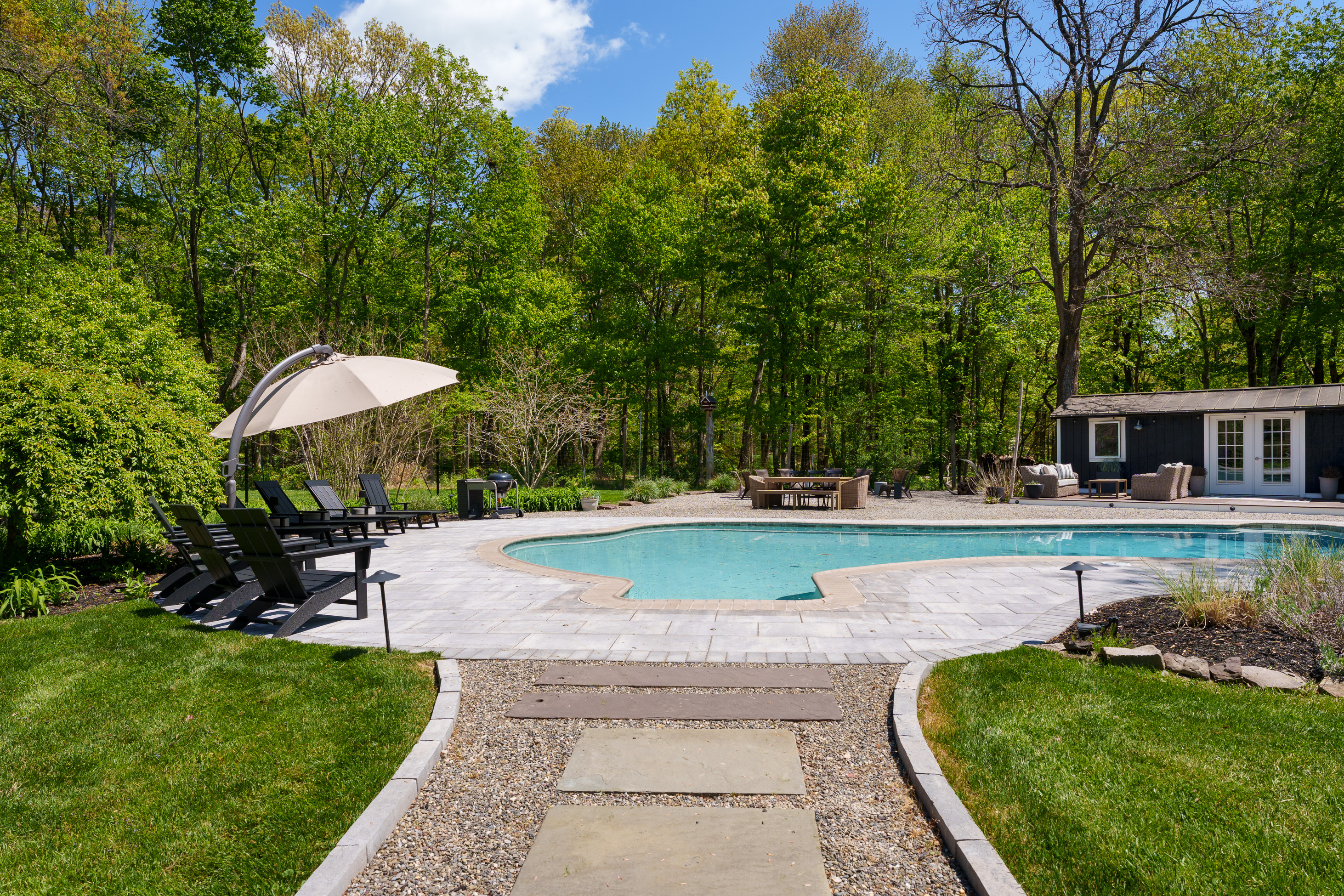  Turnkey Home Featuring Designer Kitchen, New Baths, and Resort-Style Yard - 物件實景
