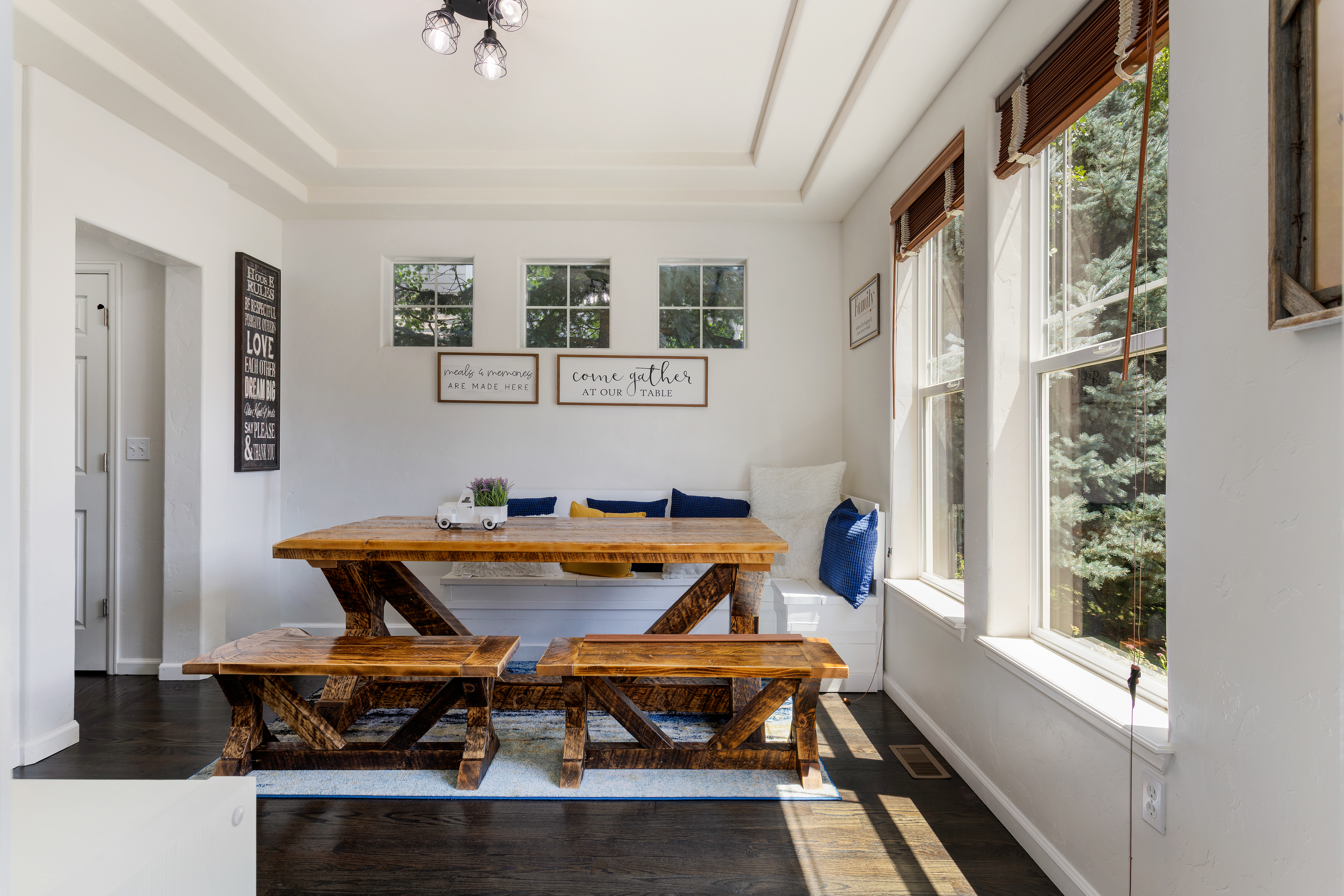  4 Bedroom Located by Dog Park and Trails - 物件實景